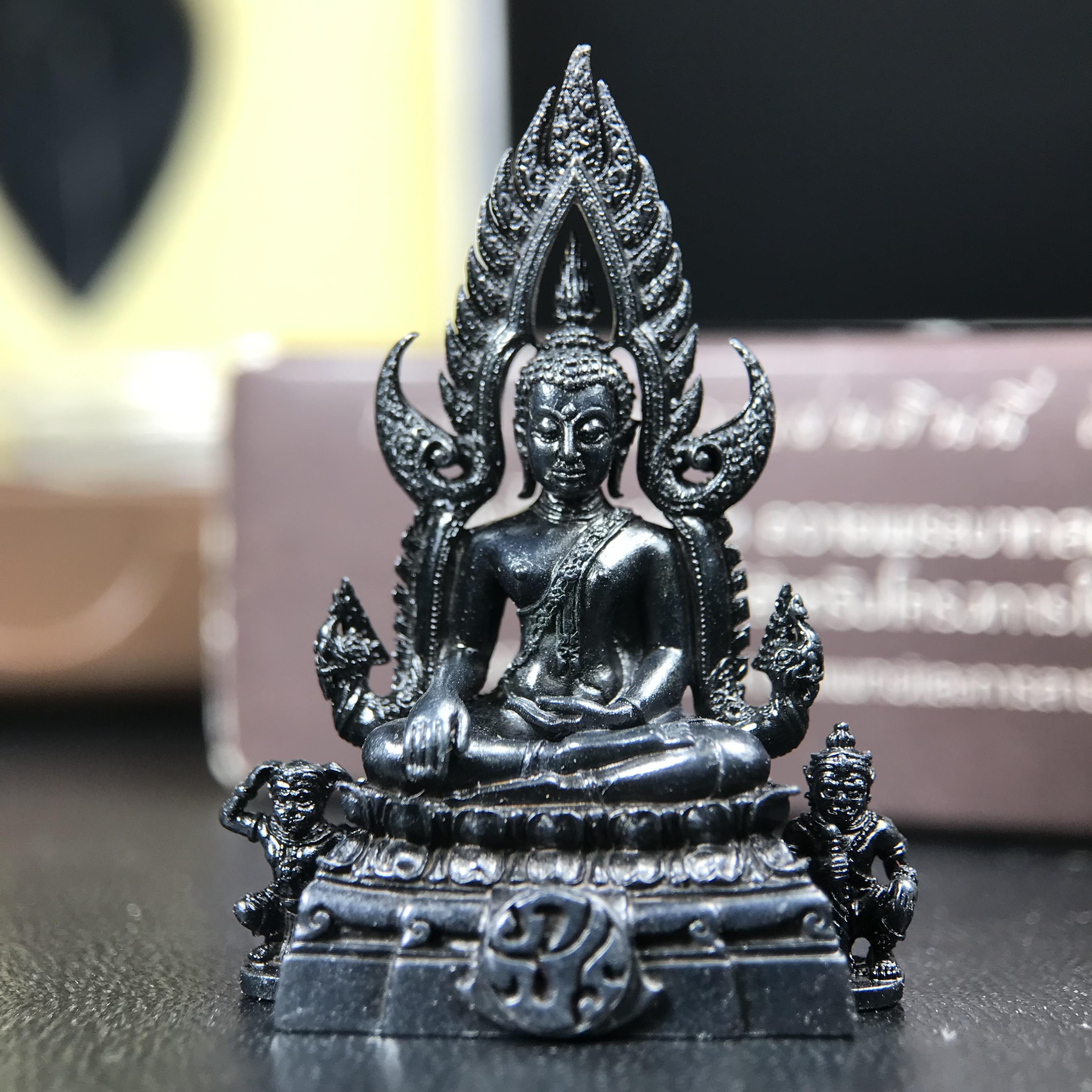 พระพุทธชินราช ภปร. โครงการ "เพราะแผ่นดินนี้ คือ แผ่นดินเกิด" ปี2548(รุ่นแรก) ลอยองค์ หน้าตัก 1/2 นิ้ว(ขนาด 3.5 x 2.5 ซม.) เนื้อเงินรมดำ(พุทธศิลป์จำลองเมื่อครั้งลอกทอง ครั้งที่3 เมื่อปี2547 ร้อยปีจะมีสักครั้ง "พระพุทธชินราชองค์ดำ")