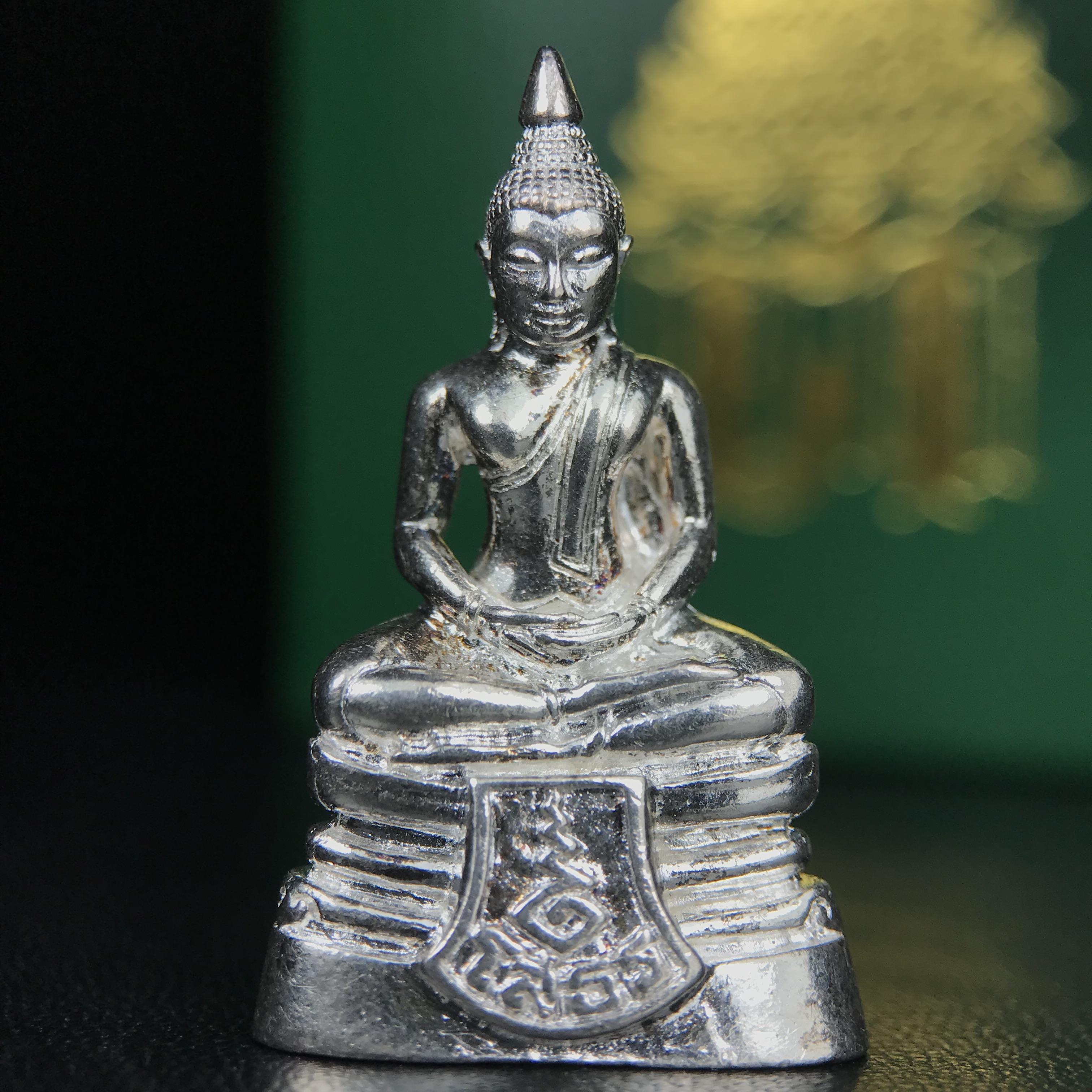 พระพุทธโสธร รุ่น กศก. 120 ปี เนื่องในโอกาสครบ 120 ปี กรมศุลกากร กระทรวงการคลัง จัดสร้าง ปี 2537 เนื้อเงินบริสุทธิ์ 99.9% ผิวขัดเงา(งานบริษัท แพรนด้า จิวเวลรี่)สวยงดงาม ทรงคุณค่า