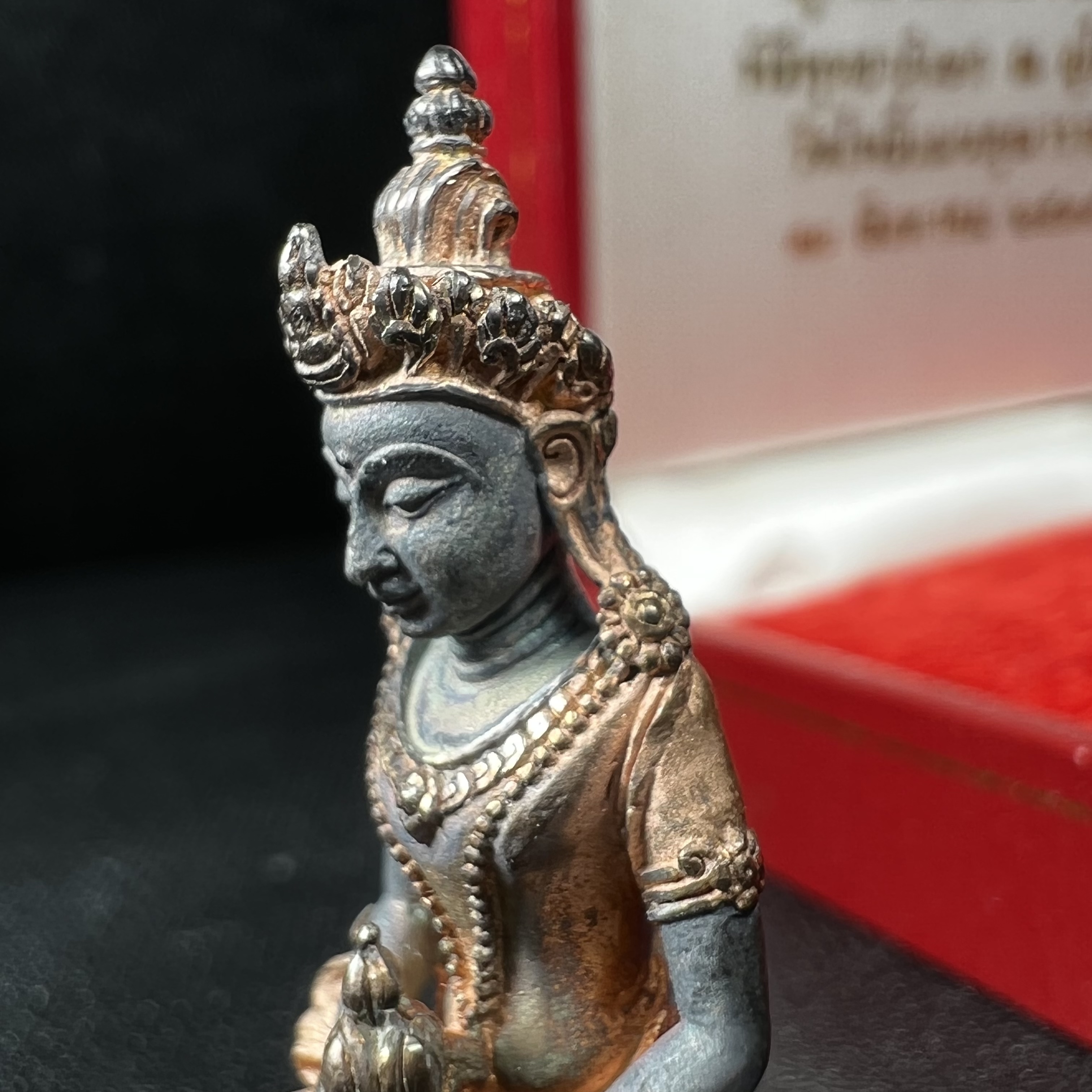 พระกริ่งอวโลกิเตศวร ( เจ้าแม่กวนอิม ) วัดโพธิ์แมนคุณาราม เนื้อเงิน 3 กษัตริย์ พ่นทราย(ผิวเดิม ขึ้นสีรุ้งธรรมชาติ แบบนิยม เสน่ห์ของพระเนื้อเงิน) รุ่นอุดมโภคทรัพย์ พ.ศ.2539(อีกหนึ่งรุ่นยอดนิยม พุทธศิลป์สวยงดงาม)