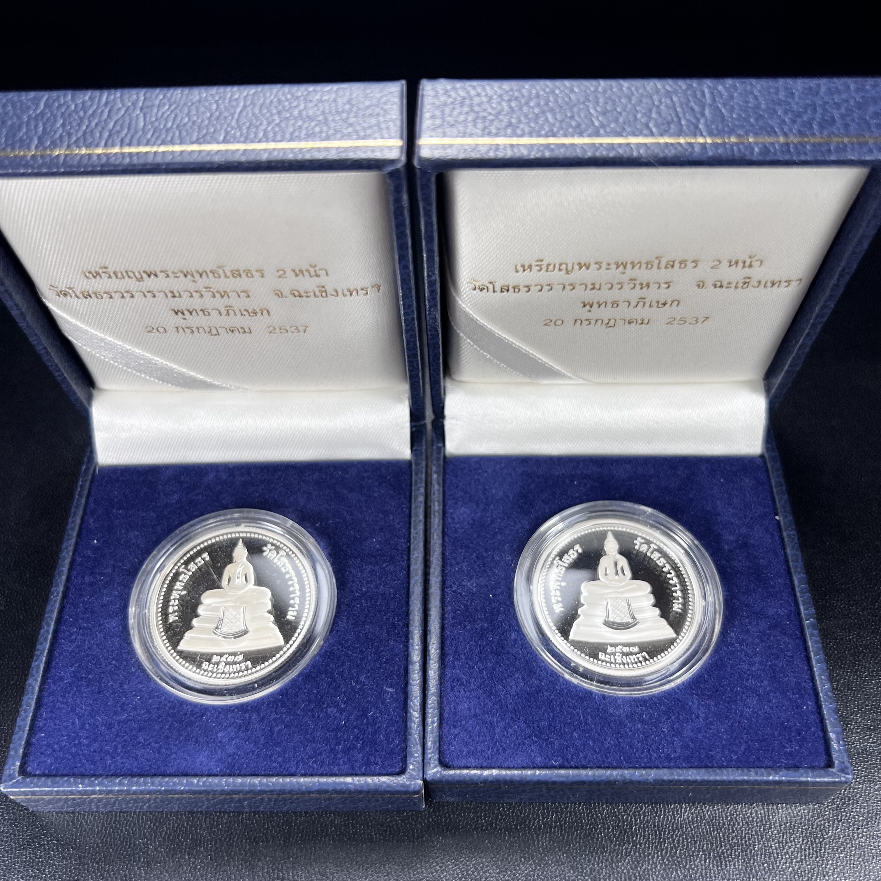 เหรียญพระพุทธโสธร 2 หน้า วัดโสธรวรารามวรวิหาร จ.ฉะเชิงเทรา ปี 2537เนื้อเงินขัดเงาสองหน้า ขนาด 2.8 ซ.ม. บล็อกนอก ผลิตที่โรงกษาปณ์ Royal Australian Mint ประเทศออสเตรเลีย พร้อมกล่องบรรจุเดิม สภาพสวย