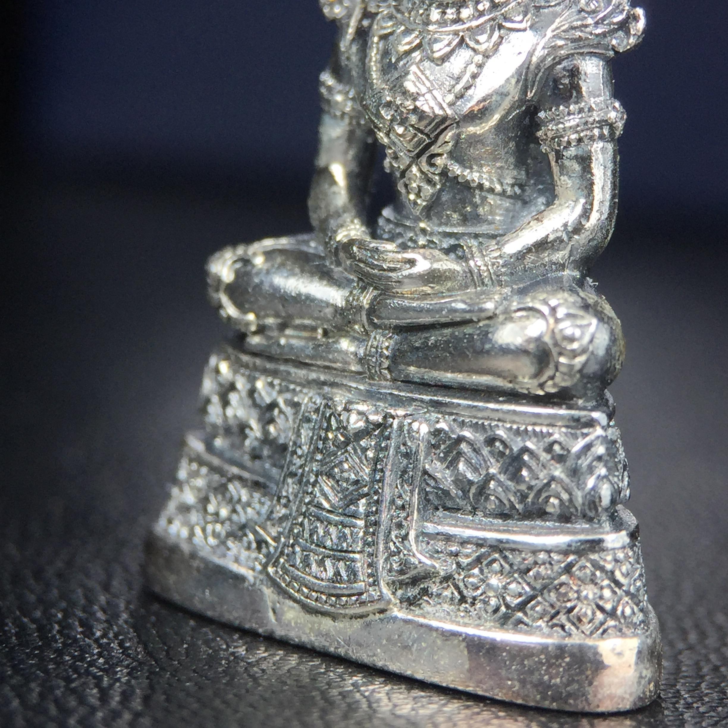 พระแก้วมรกต กรมสรรพสามิตจัดสร้างขึ้นเนื่องในโอกาสครบรอบ 64 ปีของกรมสรรพสามิต และเนื่องในวโรกาสที่พระบาทสมเด็จพระเจ้าอยู่หัวทรงครองราชย์ครบ 50 ปีในปีกาญจนาภิเษก เมื่อ พ.ศ.2539 เนื้อเงินรมดำขัดเงาพร้อมกล่องบรรจุเดิม