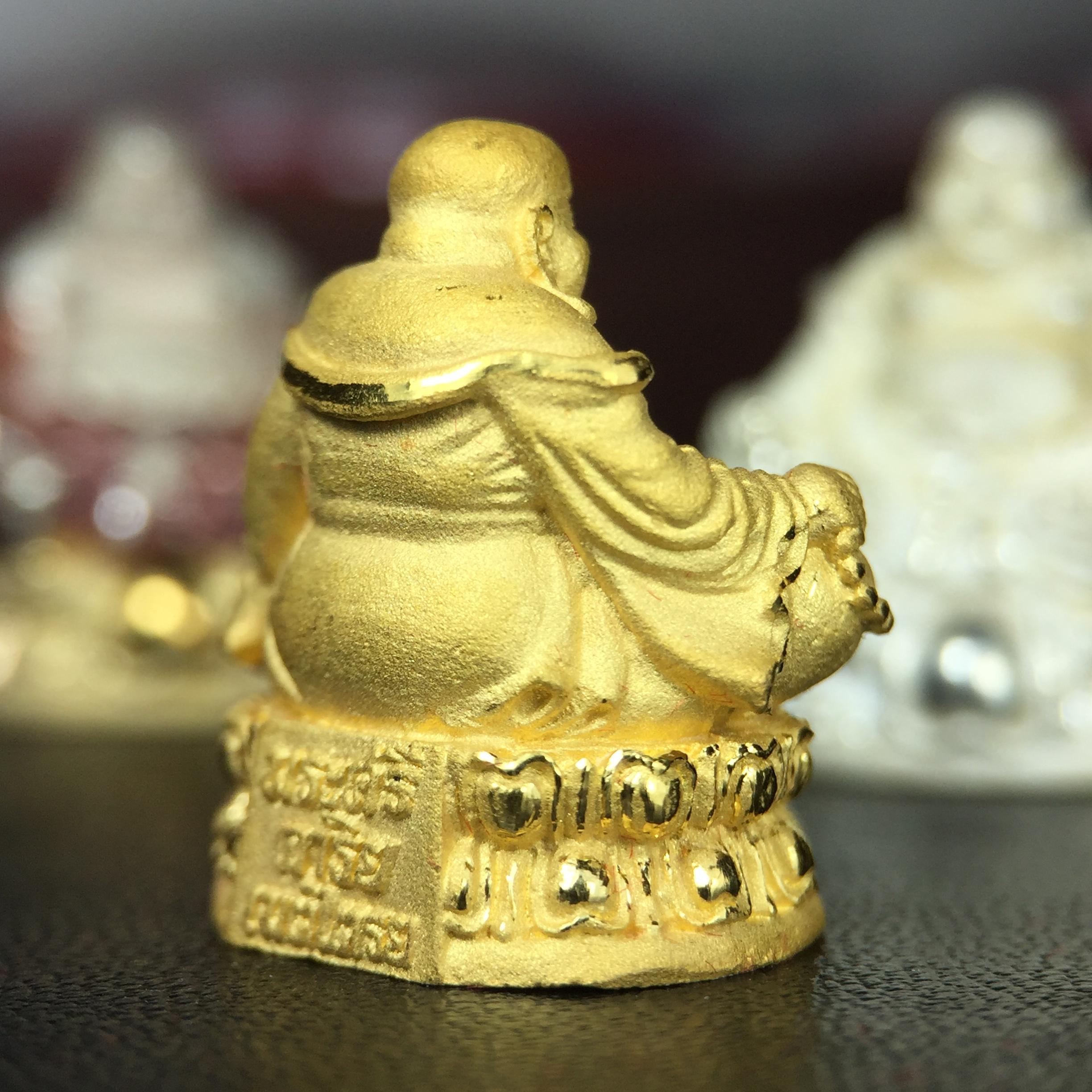 รูปหล่อลอยองค์ พระศรีอริยะเมตตรัยโพธิสัตว์(พระสังกัจจายน์)ชุดทองคำ(เนื้อทองคำ(15.44 กรัม)+เนื้อเงินสามกษัตริย์+เนื้อเงิน) โครงการสร้าง พระศรีอริยะเมตตรัยมหาโพธิสัตว์ น้อมถวายพระบาทสมเด็จพระเจ้าอยู่หัว ทรงครองศิริราชสมบัติครบ 50 ปี วัดโพธิ์แมนคุณาราม