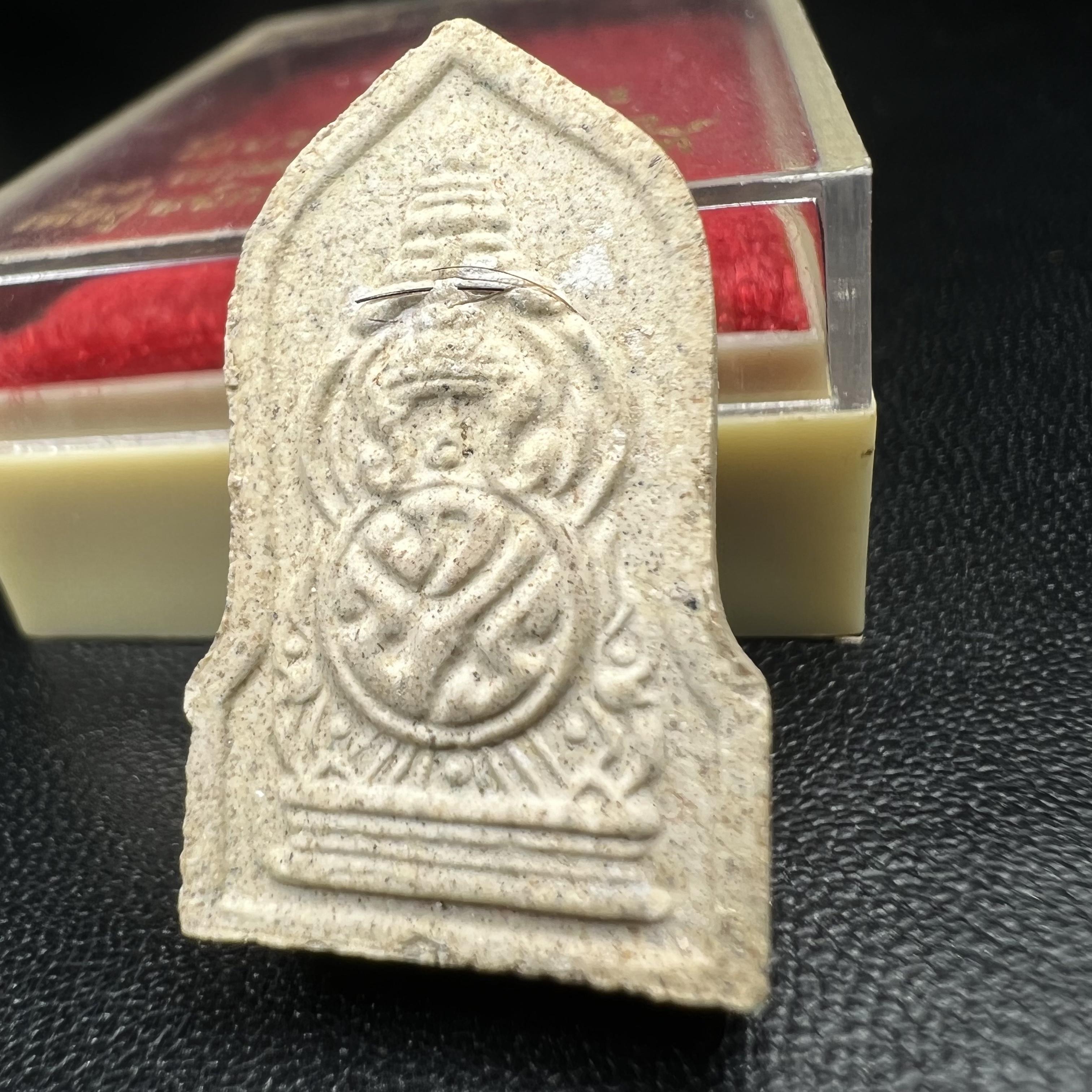 พระผงพระศาสดา หลัง ภปร. พิมพ์ใบเสมา วัดบวรนิเวศวิหาร ปี 2532 จัดสร้างในโอกาสสองทศวรรษรามาธิบดี เพื่อศูนย์การแพทย์สิริกิติ์ เนื้อผงพุทธคุณ มวลสารจิตรลดาพระราชทาน เส้นพระเกศาสมเด็จพระสังฆราช(พิธีใหญ่ มวลสารมงคล สวยงามเข้มขลัง)พร้อมกล่องบรรจุเดิม