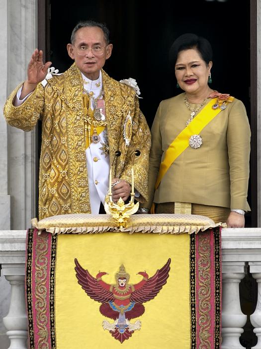 รูปในหลวงและพระราชินีในวโรกาสทรงครองสิริราชสมบัติครบ 60 ปี