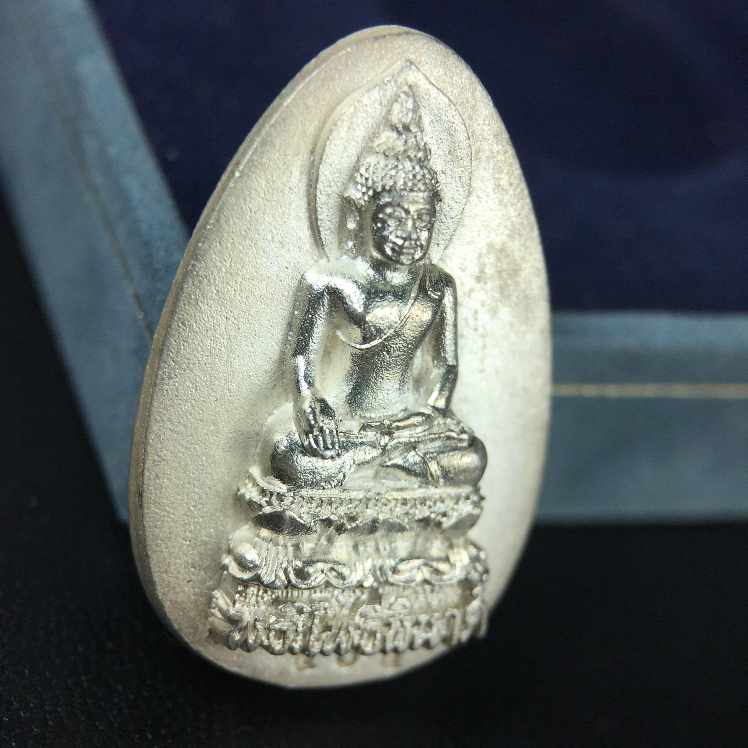 เหรียญพระไพรีพินาศตราสัญลักษณ์ หลัง สก มหามงคลเฉลิมพระชนมพรรษา 5 รอบ ครบ 60 พรรษาพระราชินีในหลวงรัชกาลที่ 9 ปี 2535 วัดบวรนิเวศวิหาร เนื้อเงิน(หมายเลข ๔๐๕)(เลขสวยผลรวมได้เลข 9 มหามงคลเจริญก้าวหน้าในทุกด้าน )พร้อมกล่องบรรจุเดิมสวยครบ(เนื้อเงินรุ่นนี้หายาก)