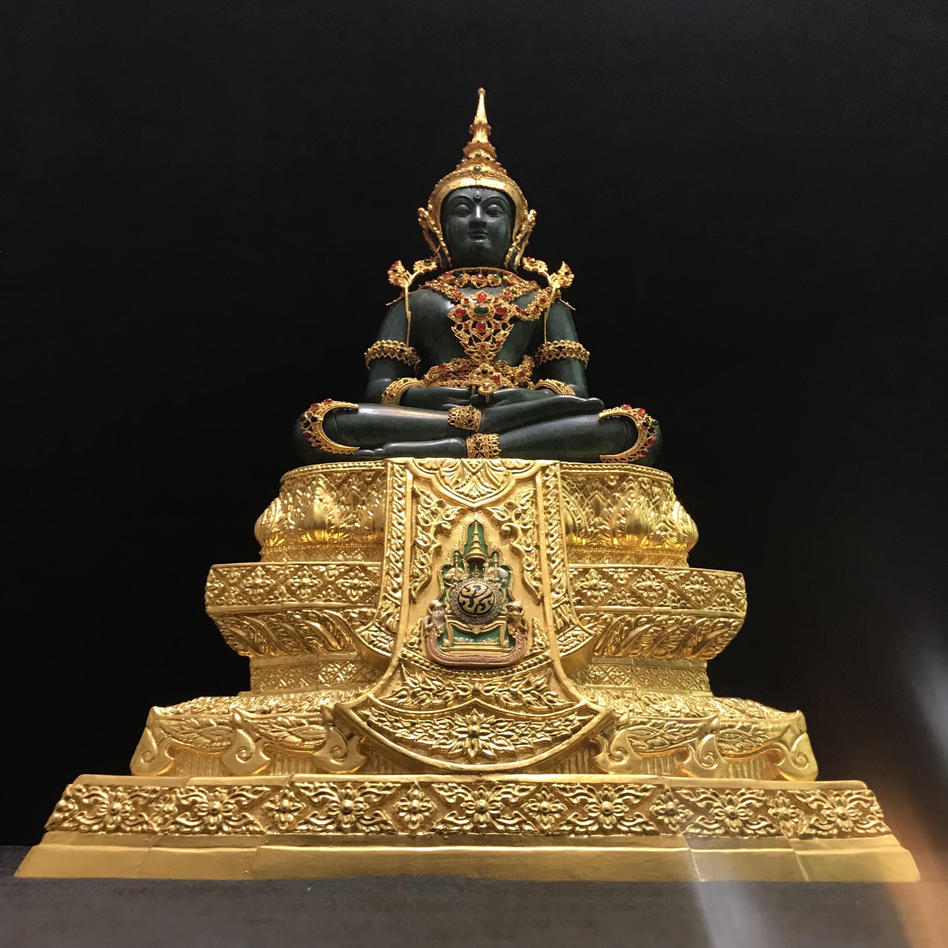 พระแก้วมรกต(จำลอง)ลอยองค์ ขนาดหน้าตัก 5 นิ้ว ทรงเครื่องฤดูร้อน เนื้อโลหะเคลือบสีเขียว เครื่องทรงชุบทองลงยาสี ฐานเนื้อโลหะ ลงรักปิดทองคำ ประดิษฐานตราสัญลักษณ์ฉลองสิริราชสมบัติ ครบ 60 ปี