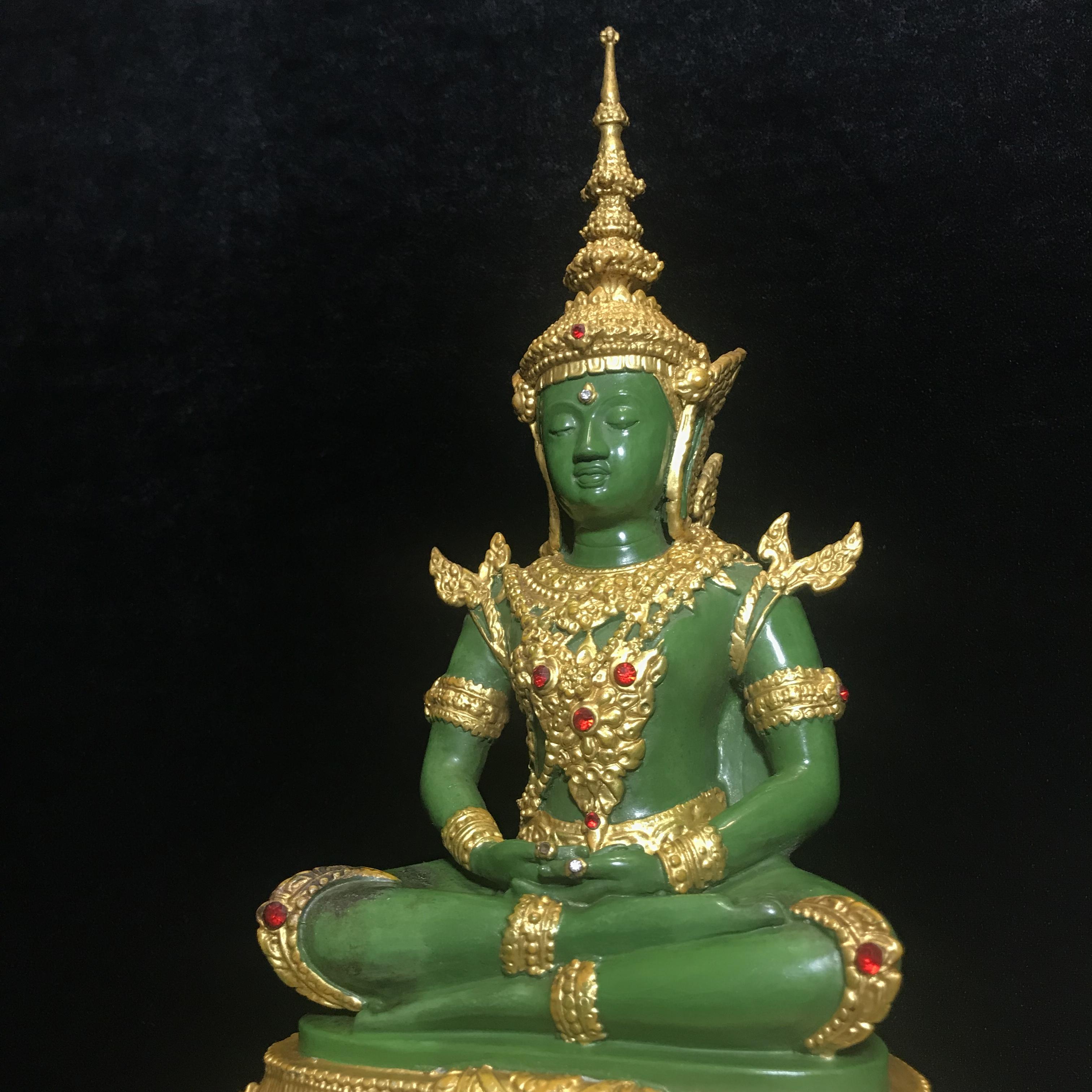 พระพุทธมหามณีรัตนปฏิมากร (จำลอง)พระแก้วมรกต วัดพุทธไทยถาวรวนาราม นครนิวยอร์ก ตรา ภปร. 6รอบ 72พรรษา ในหลวงรัชกาลที่9 ปี2542 ขนาดบูชาหน้าตัก 5นิ้ว หล่อเนื้อโลหะ(ในหลวงรัชกาลที่9 เสด็จเจิมพระสุหร่าย)(1ใน999องค์)