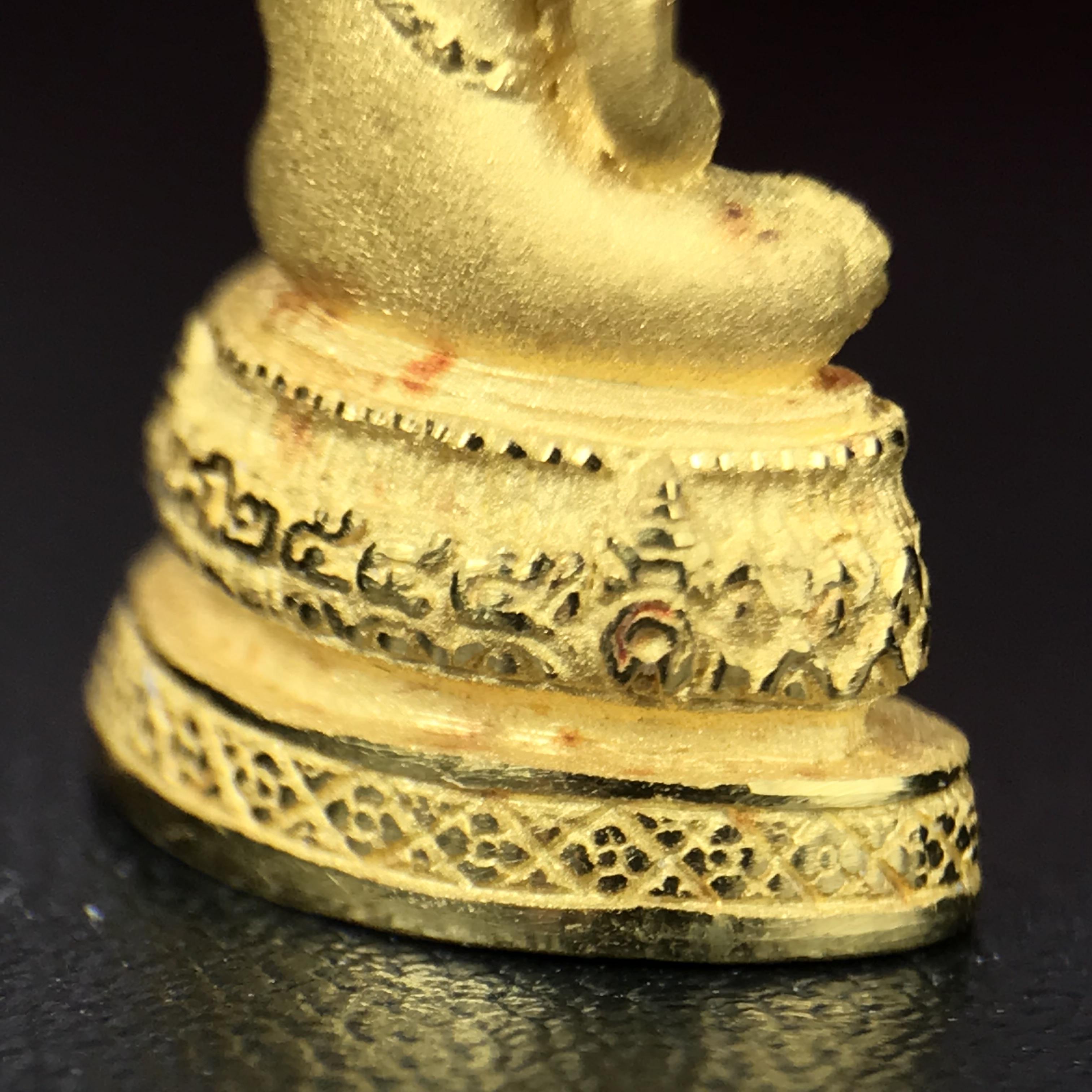 พระแก้วมรกต ภปร.(รุ่นแรก) ปี2545 รุ่นฉลองกรุงรัตนโกสินทร์ครบ 220 ปี พิมพ์ลอยองค์เล็ก เนื้อทองคำบริสุทธิ์ 96.5%(6.5กรัม) ขนาด 10*19 มม.ครบสมบูรณ์(องค์หมายเลข ๙๙)(หมายเลขมงคลเจริญก้าวหน้าในทุกๆด้าน)สุดยอดมงคลแผ่นดินที่ควรเก็บรักษา บูชาเป็นมงคลชีวิต(หายาก)