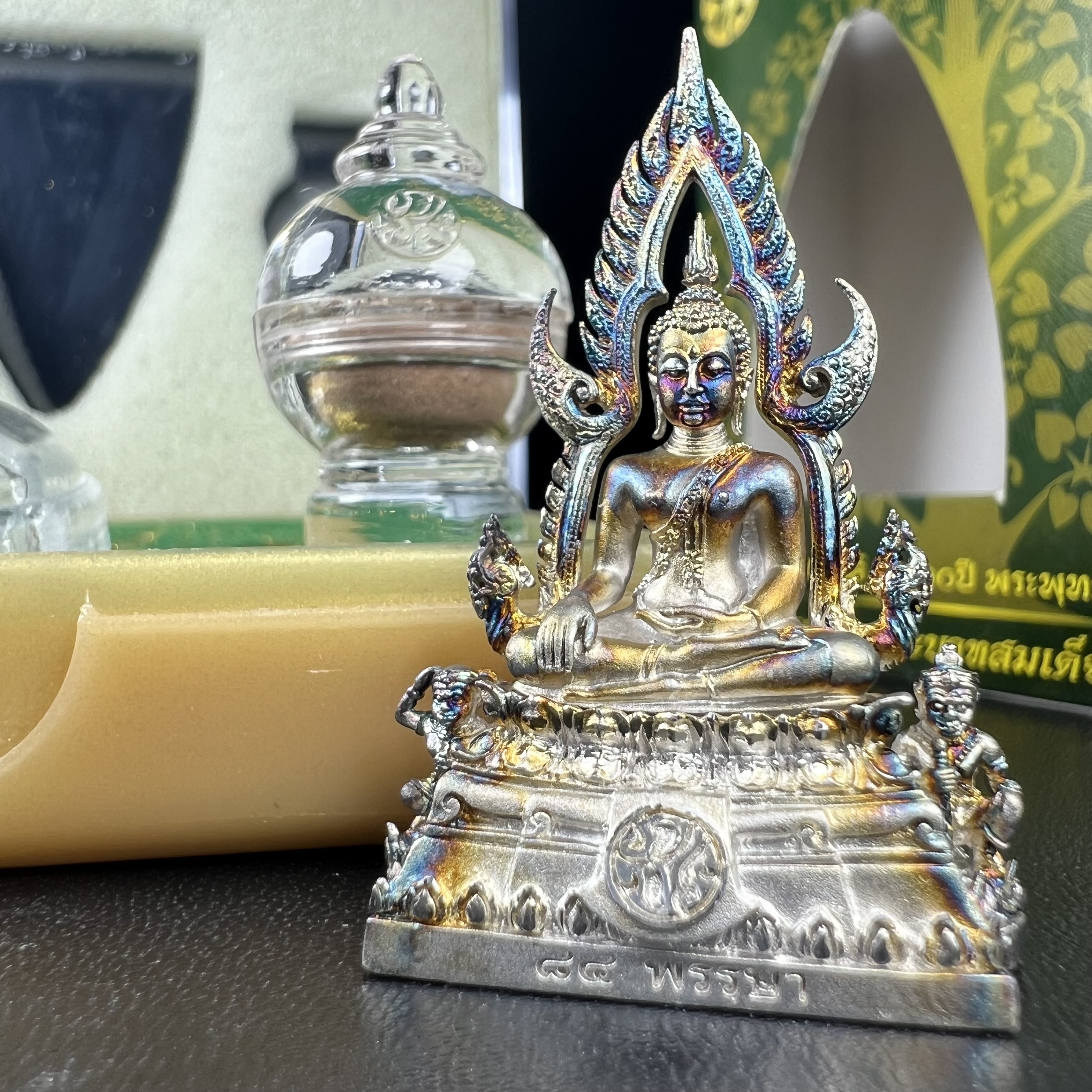 พระพุทธชินราช ภปร. 84 พรรษา ปี 2554 พิมพ์กลางขนาดหน้าตัก 1/2 นิ้ว(สูง 3.8 ซม.) เนื้อเงินชุบทองคำขาว(สภาพผิวเดิมสวย ขึ้นสีรุ้งธรรมชาติ แบบนิยม สวยมาก) (พระราชทานมวลสาร จิตรลดาและเส้นพระเจ้า(เส้นผม)รัชกาลที่9)พุทธศิลป์ทรงคุณค่าอีกหนึ่งรุ่นยอดนิยม