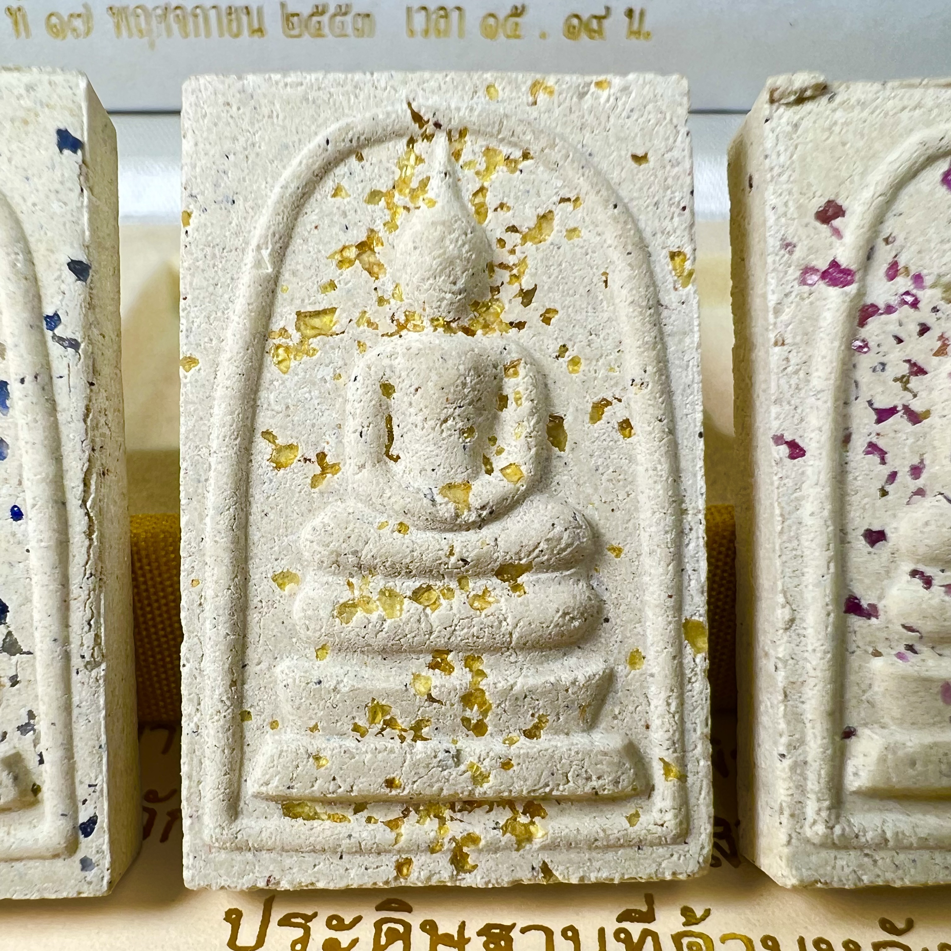 พระสมเด็จพิมพ์ใหญ่ เฉลิมพระเกียรติ พร้อมทั้งอัญเชิญตราสัญลักษณ์ฉลองครองราชย์ครบ 60 ปี เนื้อทองคำ 96.5% ประดิษฐานด้านหลังองค์พระ ครบชุด 3 องค์(พระผงพุทธคุณผสมบุษราคัม ไพลิน ทับทิม) (พร้อมใบอนุโมธนาบัตร กล่องบรรจุเดิมครบสมบูรณ์)หายาก 1 ใน 2000 ชุด