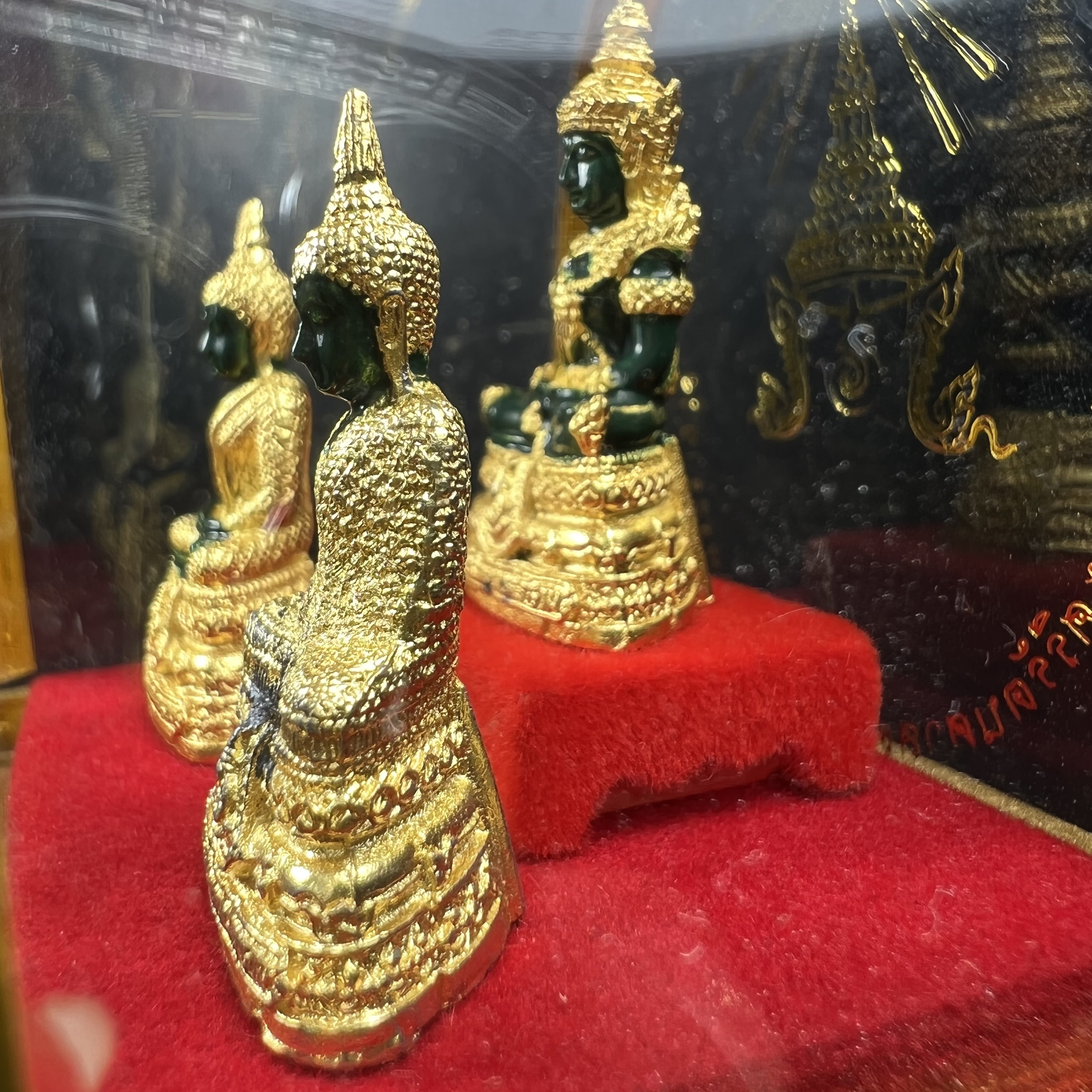 พระพุทธมหามณีรัตนปฏิมากร(พระแก้วมรกต) วัดพระศรีรัตนศาสดาราม สำนักพระราชวัง จัดสร้าง พิมพ์ทรงเครื่อง 3 ฤดู(ร้อน ฝน หนาว) หน้าตัก 1 นิ้วพร้อมครอบตู้เดิม(บรรจุมวลสารใต้ฐาน)