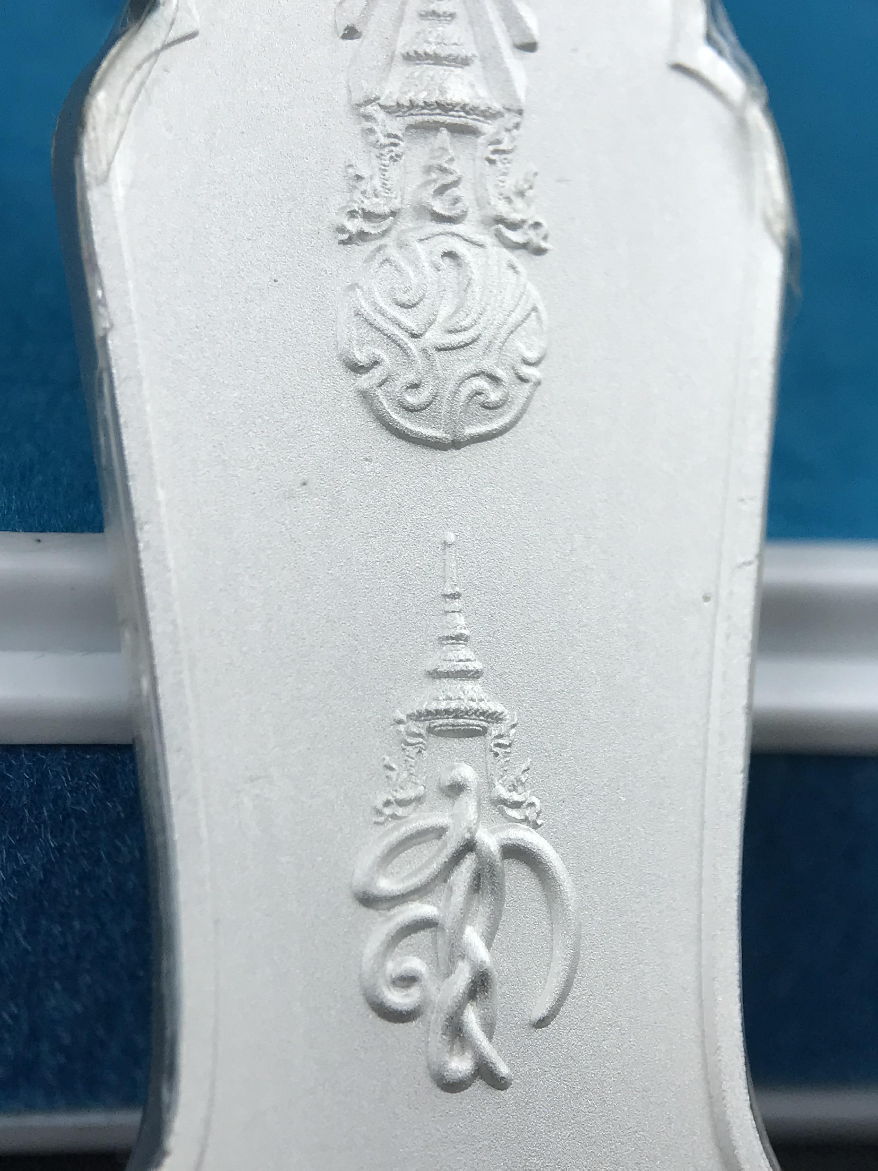 เหรียญที่ระลึกพระพุทธเมตตาประชาไทยไตรโลกนาถคันธารราฐอนุสรณ์ หลัง ภปร. และ สก. วัดทิพย์สุคนธาราม จ.กาญจนบุรี ปี 2558 เนื้อเงิน 99.99% ขนาดสูง 4.6 ซม. ที่ระลึก ร.9 พระชนมพรรษาครบ 7 รอบ และ สมเด็จพระราชินี พระชนมพรรษา 80 พรรษา พิธีใหญ่(หายาก1 ใน 999 เหรียญ)