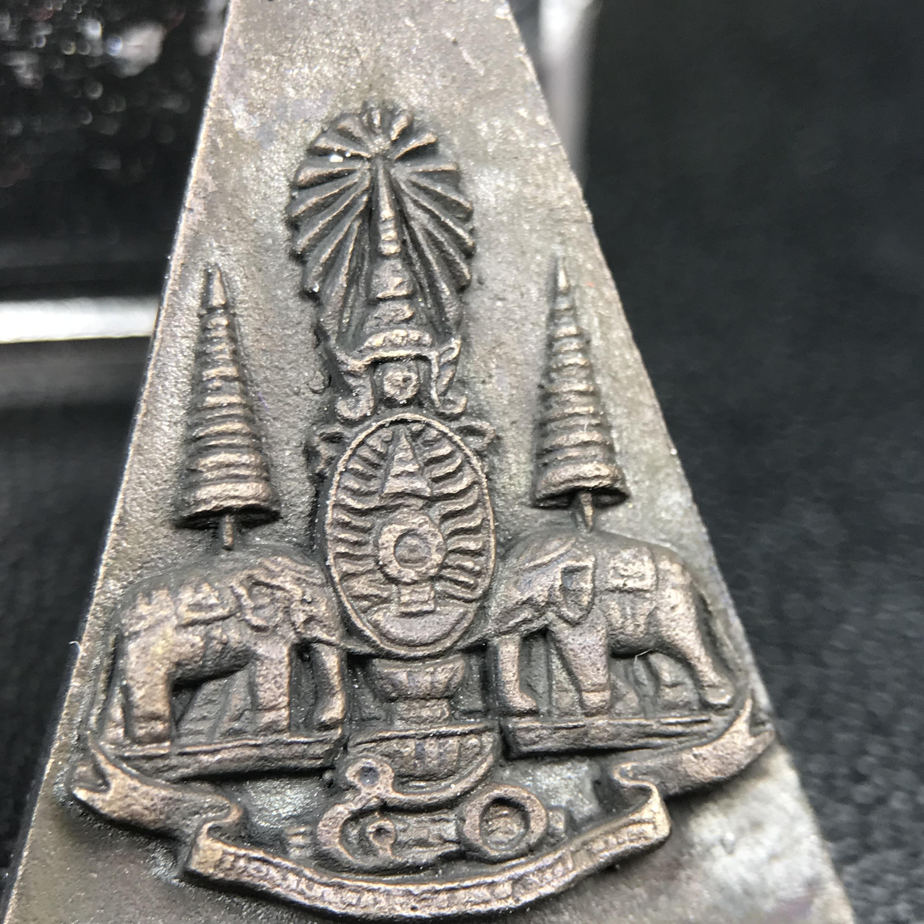 พระกำลังแผ่นดิน (สมเด็จจิตรลดา2) จัดสร้างเฉลิมพระเกียรติ ร.9 ครองราชย์ 50 ปี 2539 เนื้อเงิน(ผิวเดิมกลับดำ รุ้งๆสวย)+เนื้อนวโลหะ(สร้างน้อยหายาก)พร้อมกล่องบรรจุเดิมครบสมบูรณ์(1ใน2539องค์)