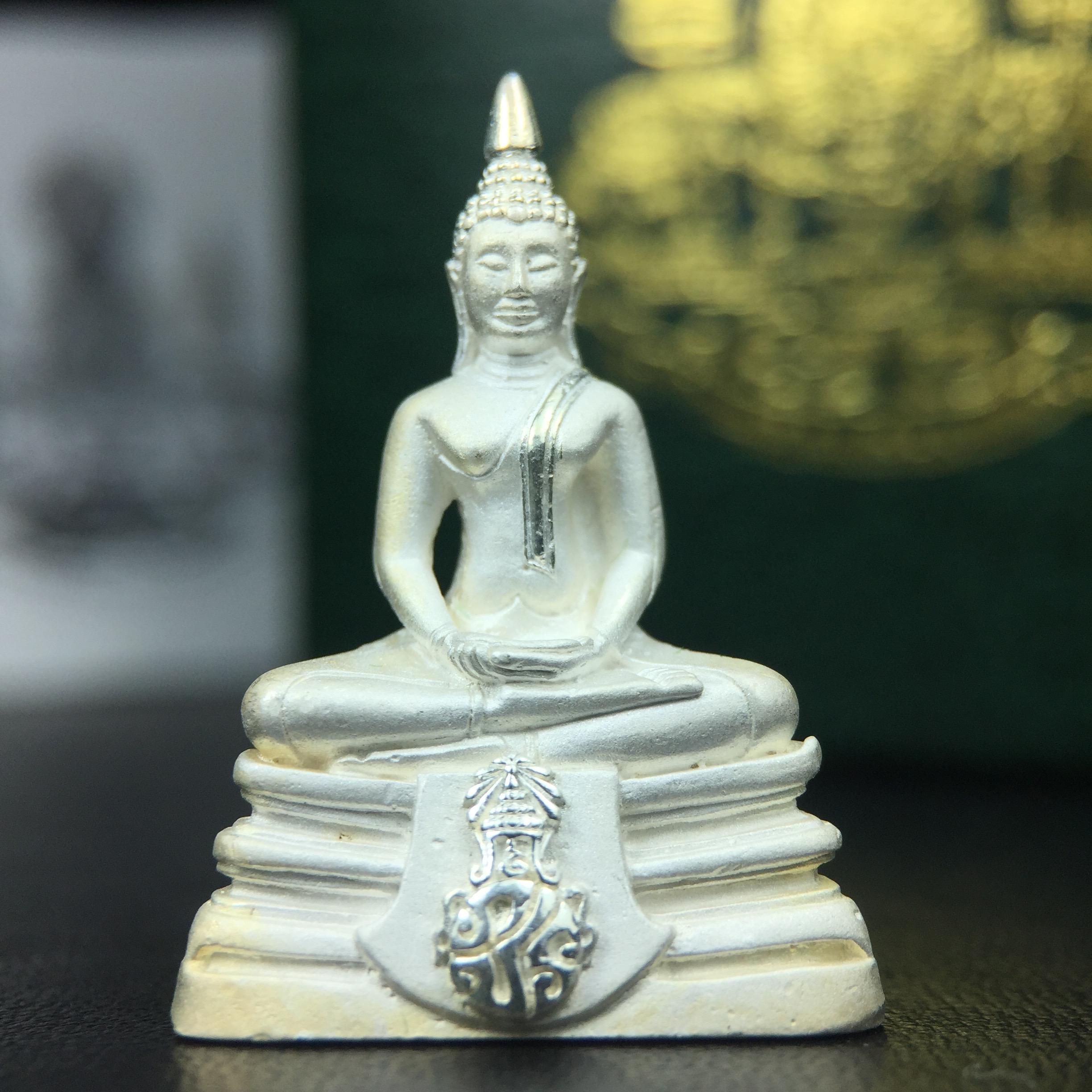 พระพุทธโสธร ภปร. รุ่นย้อนยุค สร้างพระอุโบสถ สมาคมชาวฉะเชิงเทรา จัดสร้าง ปี 2539 วโรกาสครองสิริราชสมบัติครบ 50 ปี เนื้อเงินทรายนวลขัดเงาบางส่วน พร้อมกล่องบรรจุและใบรับรองเดิม