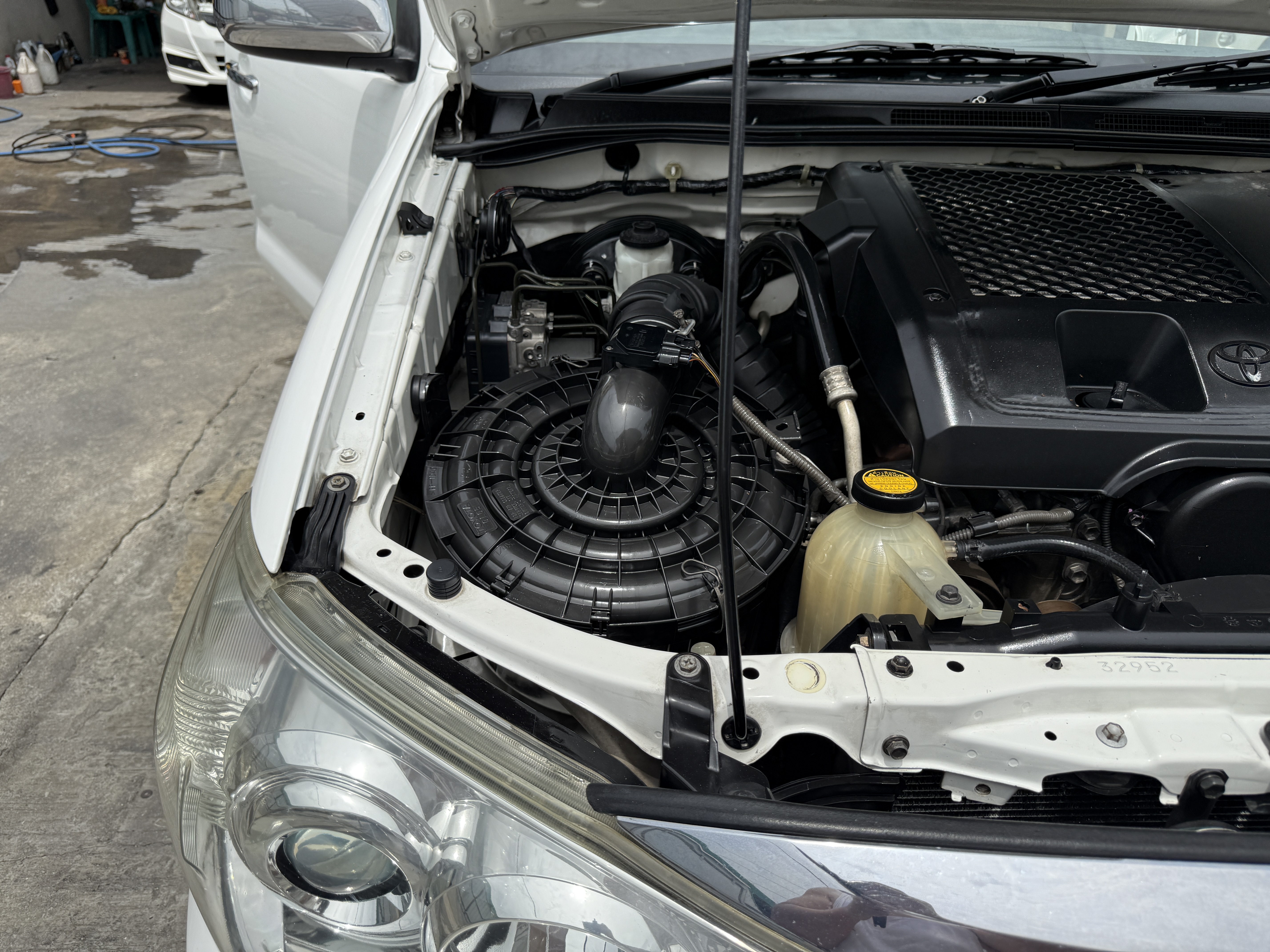 Toyota Fortuner 3.0 V 4WD TRD Sportivo At 2011 ขาว