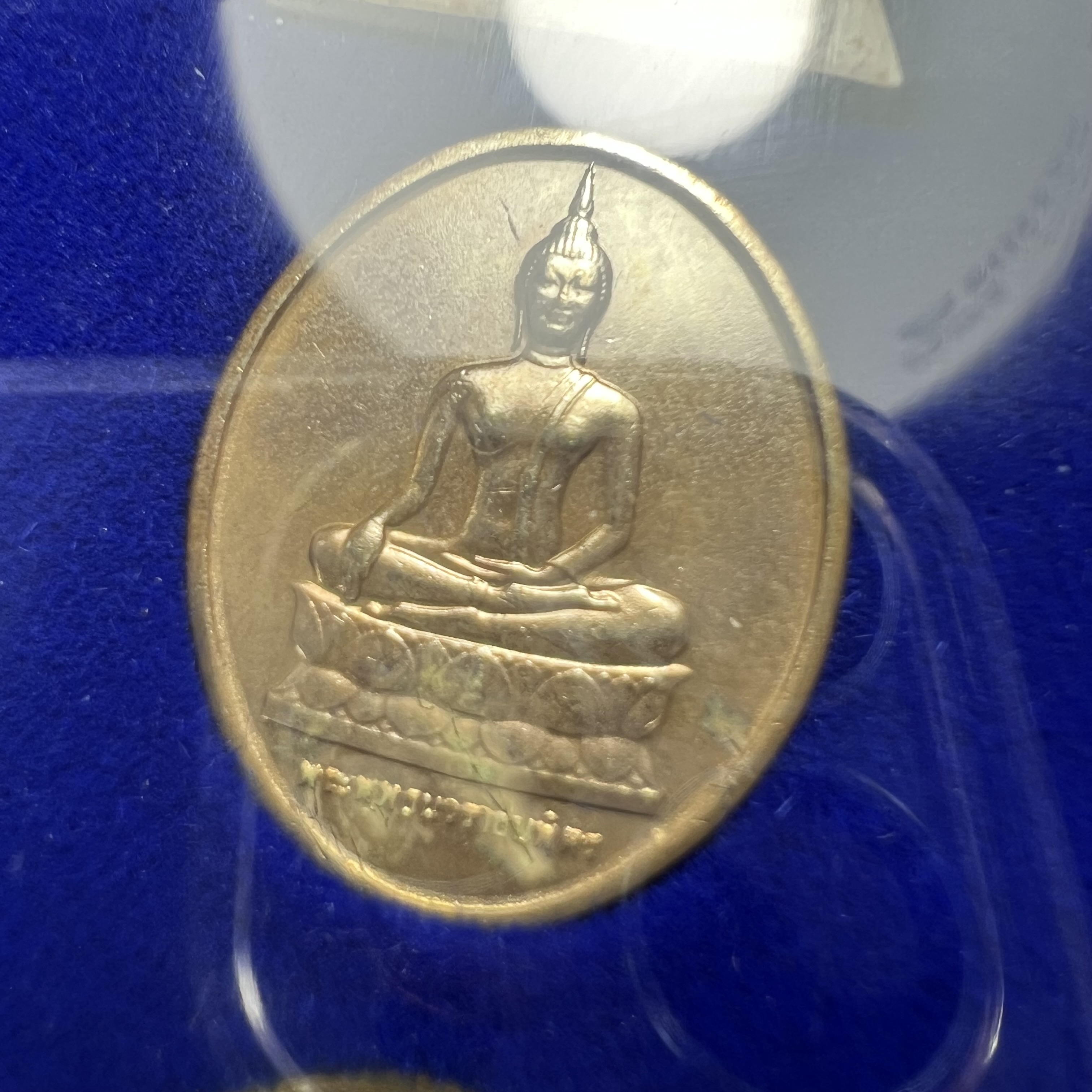 ชุดที่ระลึกครบ 84 ปี โรงพยาบาลจุฬาลงกรณ์ สภากาชาดไทย30พฤษภาคม2541(ในหลวงรัชกาลที่9เสด็จในพิธี)พระดีพิธีใหญ่มวลสารเส้นเกศาในหลวงรัชกาลที่9 ประกอบพิธีพุทธาภิเษกพร้อมกับพิธีพระกริ่งปวเศ ปี2530 วัดบวรนิเวศและวัดพระแก้ว(ชุดพระราชทานบรรจุกล่องแบบพิเศษ ตรา ภปร.)