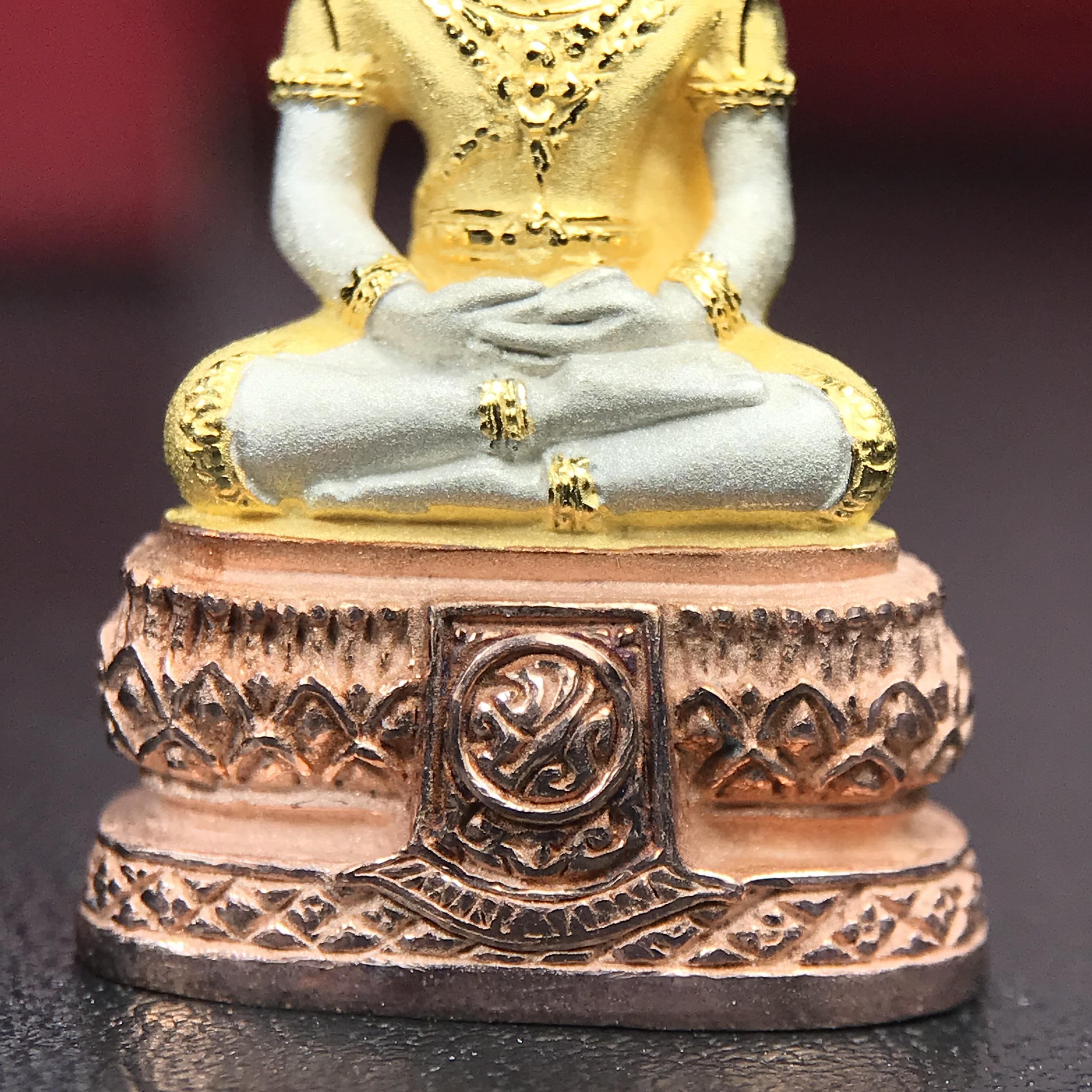 พระแก้วมรกต ภปร.(รุ่นแรก) ปี2545 จัดสร้างในมหาวโรกาส พระบาทสมเด็จพระเจ้าอยู่หัวรัชกาลที่ 9 ครบรอบ 75 พรรษา และฉลองกรุงรัตนโกสินทร์ครบ 220 ปี พิมพ์ลอยองค์ใหญ่ เนื้อเงินบริสุทธิ์ 92.5%(สามกษัตริย์) ขนาด 19*35 มม. พร้อมกล่อง สวยครบสมบูรณ์(องค์หมายเลข ๓๓๘๗)