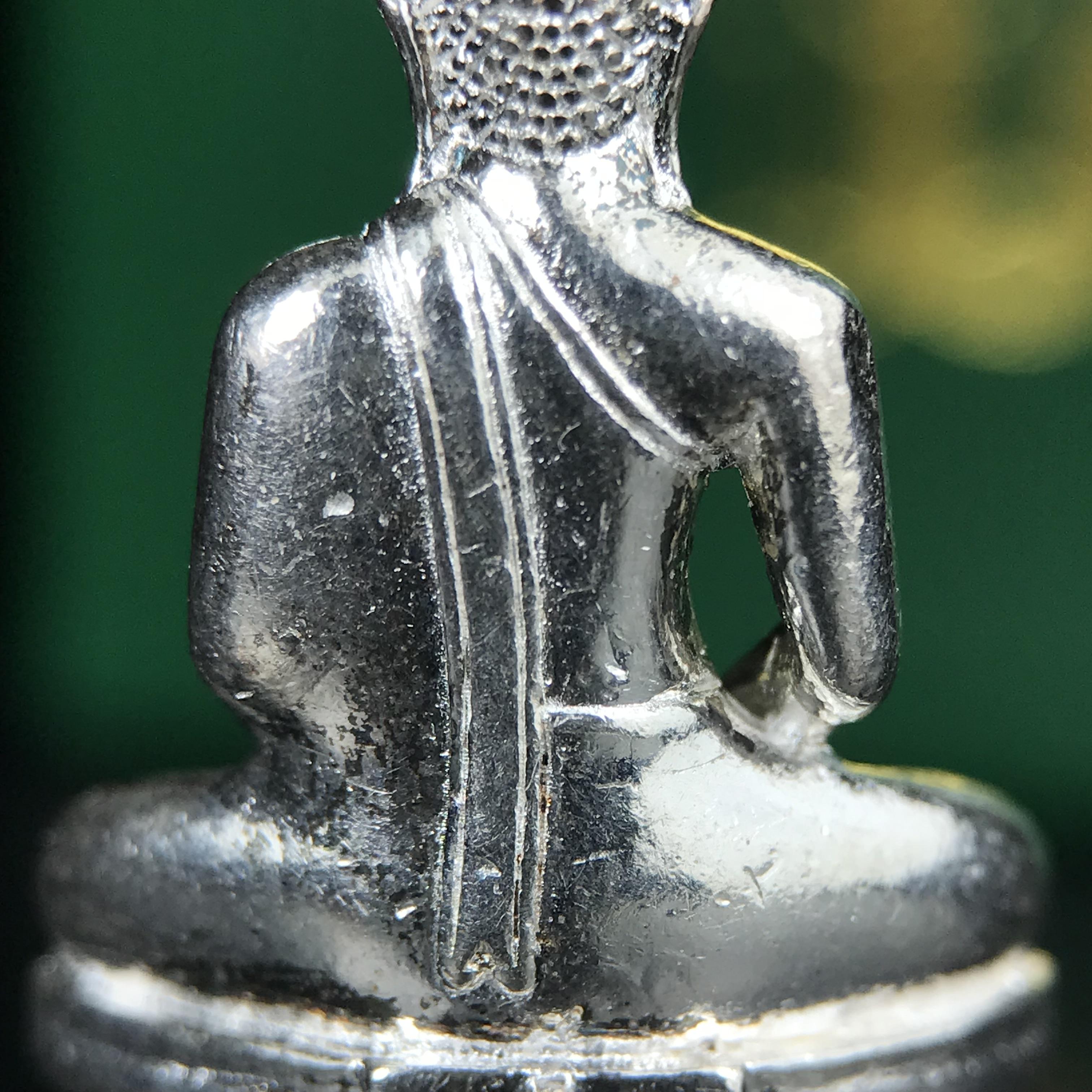 พระพุทธโสธร รุ่น กศก. 120 ปี เนื่องในโอกาสครบ 120 ปี กรมศุลกากร กระทรวงการคลัง จัดสร้าง ปี 2537 เนื้อเงินบริสุทธิ์ 99.9% ผิวขัดเงา(งานบริษัท แพรนด้า จิวเวลรี่)สวยงดงาม ทรงคุณค่า