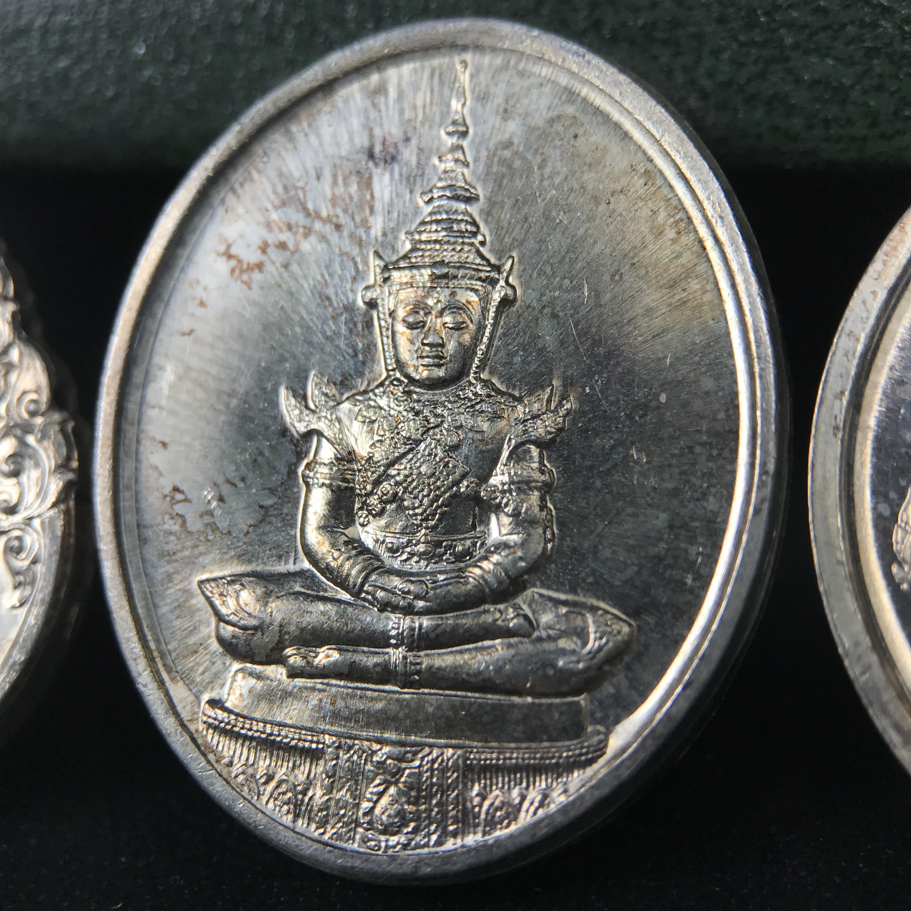 เหรียญพระแก้วมรกตหลัง ภปร. ฉลองกรุงรัตนโกสินทร์ครบ 200 ปี พ.ศ.2525 เนื้อเงินกล่องบรรจุเดิมครบ3พิมพ์(บล็อกพระราชศรัธา)(ในหลวงรัชกาลที่9 เสด็จในพิธี)พระคู่บ้านคู่เมือง...พระดี...พิธีใหญ่