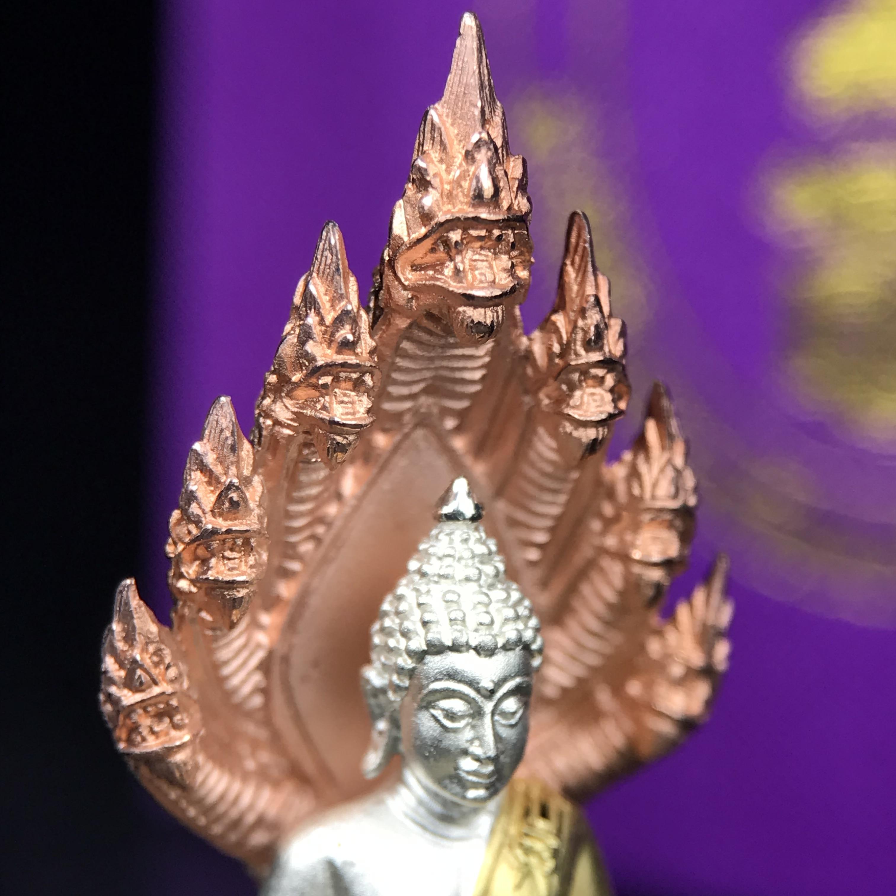 พระนาคปรก สธ. รุ่นสร้างพระอุโบสถเฉลิมพระเกียรติ 4 รอบ 84 พรรษา สมเด็จพระเทพรัตนราชสุดาฯ วัดบวรนิเวศวิหาร ปี 2543 พิมพ์ใหญ่ เนื้อเงินบริสุทธิ์ ชุบสามกษัตริย์แบบพ่นทรายขัดเงาบางส่วน(สภาพ สวย )พิธีใหญ่ พุทธศิลป์งดงาม หายาก (1 ใน 1999 องค์)