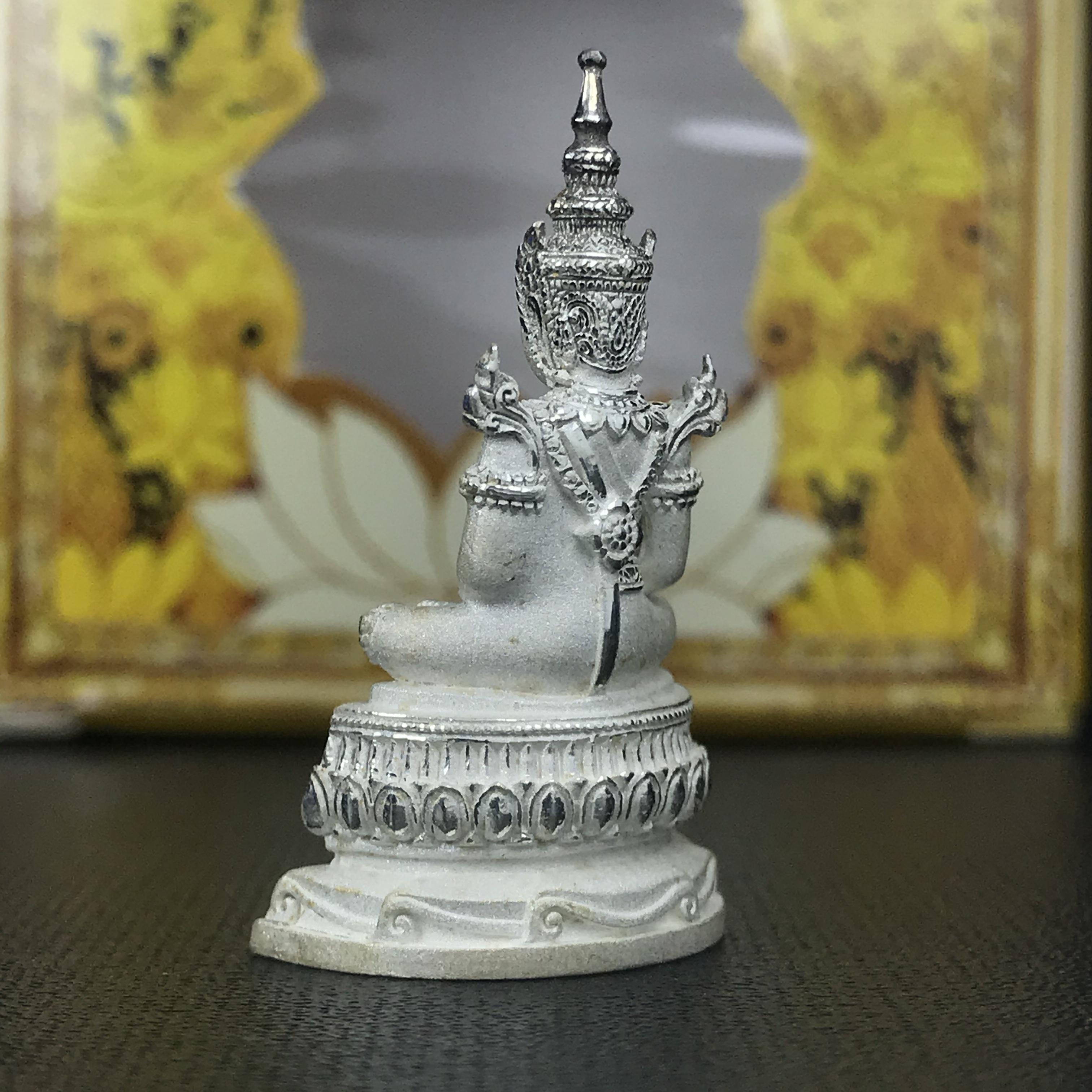 พระแก้วมรกต(จำลอง)ลอยองค์ ขนาดหน้าตัก 1/2 นิ้ว ทรงเครื่องฤดูร้อน เนื้อเงิน ตราสัญลักษณ์ฉลองสิริราชสมบัติ ครบ 60 ปี พ.ศ.2549(สภาพสวย ครบ สมบูรณ์))