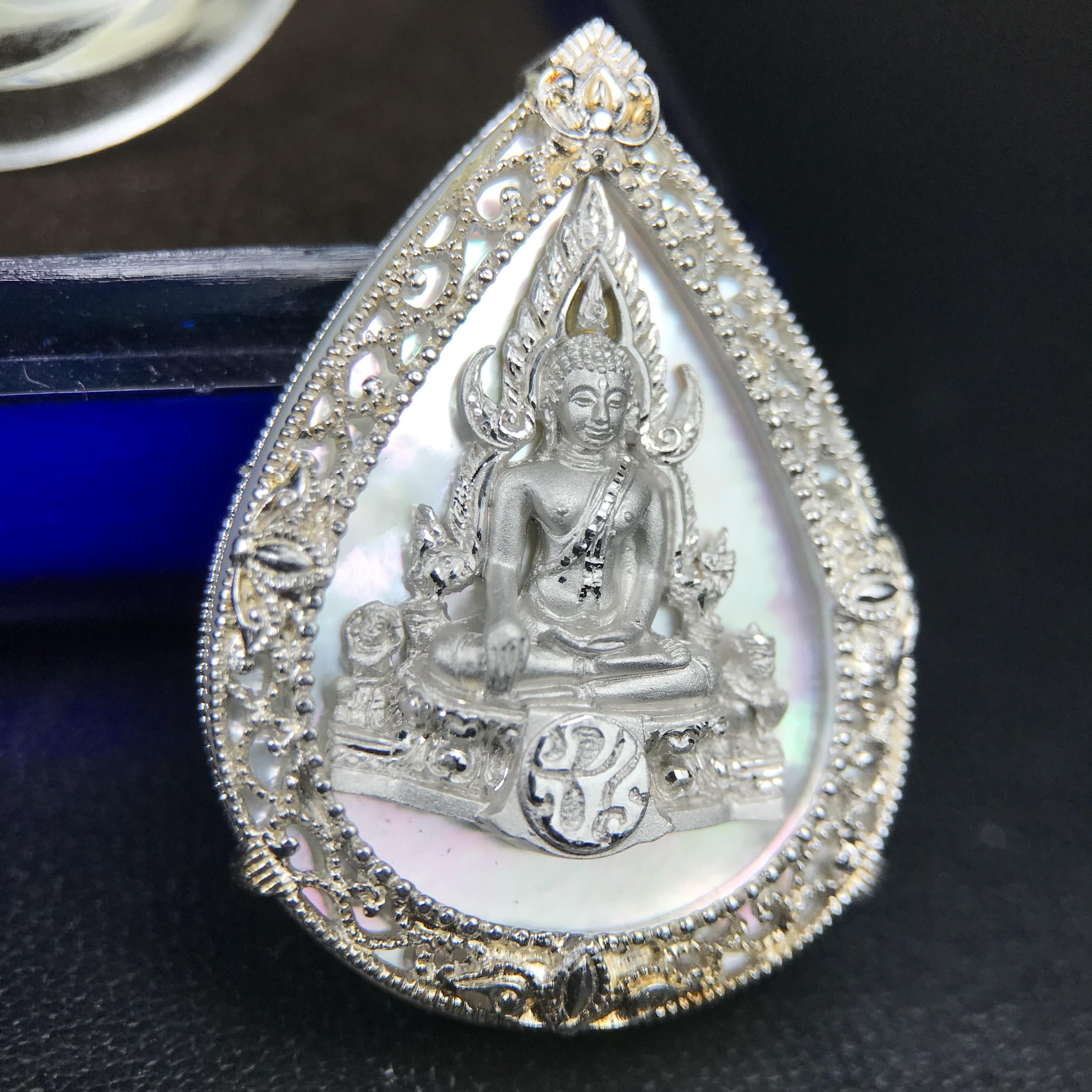 เหรียญพระพุทธชินราช ภปร. โครงการ เพราะแผ่นดินนี้คือแผ่นดินเกิด ปี 2551 รูปหยดน้ำ เนื้อเงินชุบทองคำขาว(ล้อมด้วยกรอบเงินชุบทองคำขาวสลักเสลาเป็นลวดลายละเอียดอ่อน ส่วนพื้นองค์พระเป็นเปลือกหอยมุขสวยงดงาม )(ขนาด 21 x 29 มม.) (สวยงามหายาก)1ใน5000องค์