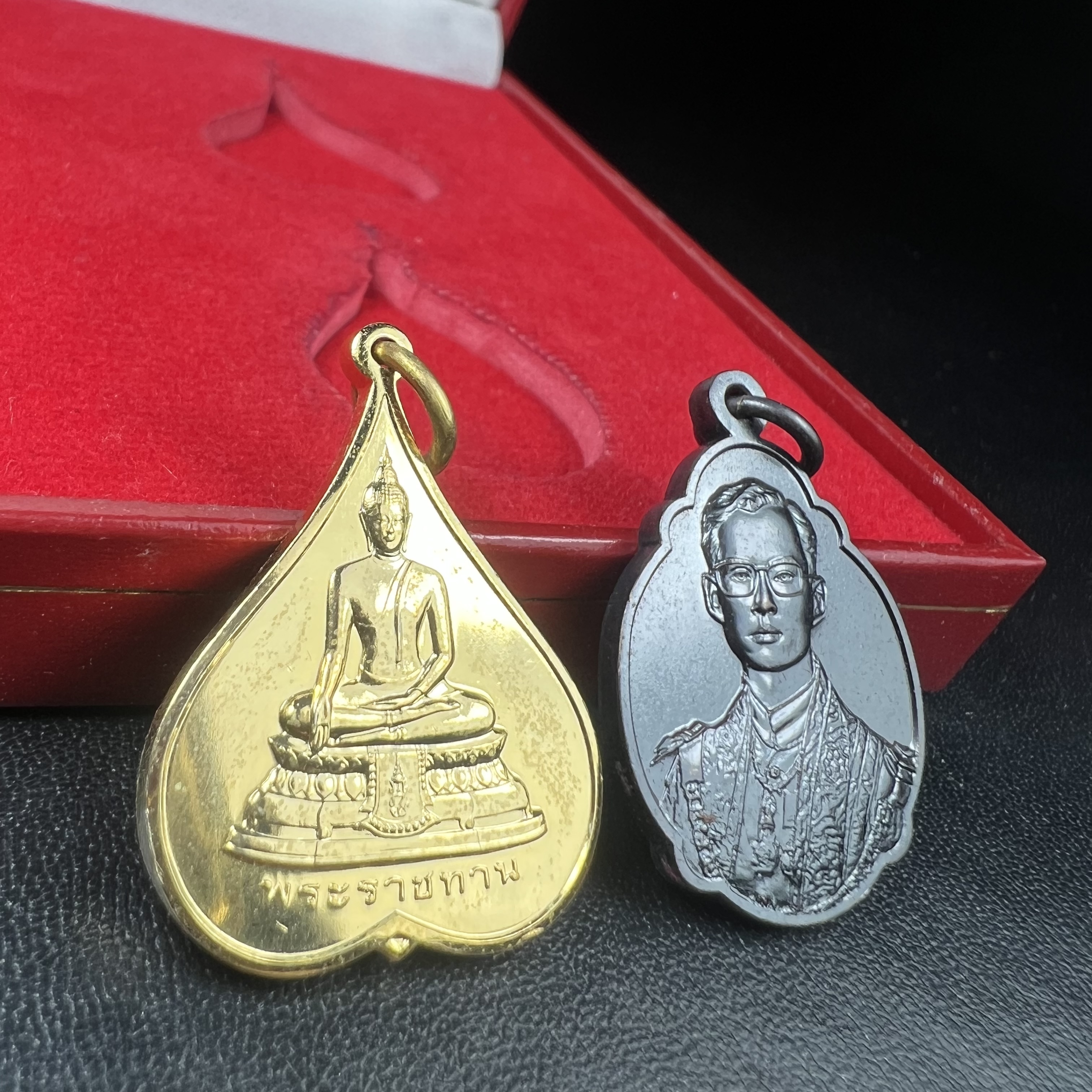 เหรียญพระราชทาน มูลนิธิ พอ.สว. ปี2541 (1ชุด มี 2 เหรียญ สภาพสวยมาก(กล่องเดิม))