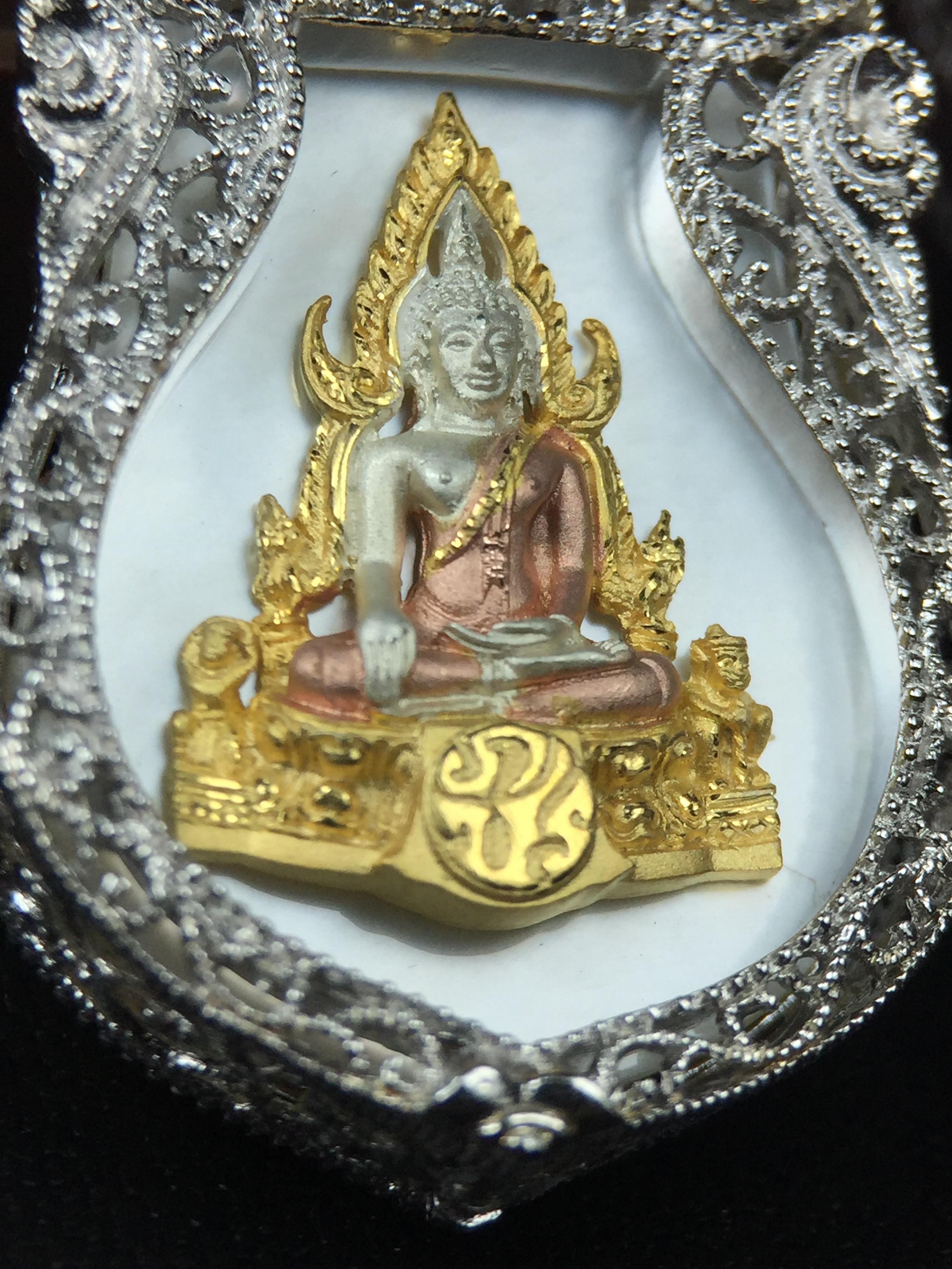 พระพุทธชินราช ภปร. โครงการ "เพราะแผ่นดินนี้ คือ แผ่นดินเกิด" ปี2548(รุ่นแรก) เหรียญทรงเสมา ขนาด 21 x 29 มม.เนื้อเงินสามกษัตริย์ องค์พระชุบสามกษัตริย์ ล้อมด้วยกรอบเงินชุบทองคำขาวสลักเสลาเป็นลวดลายละเอียดอ่อน ส่วนพื้นองค์พระเป็นเปลือกหอยมุขงดงาม