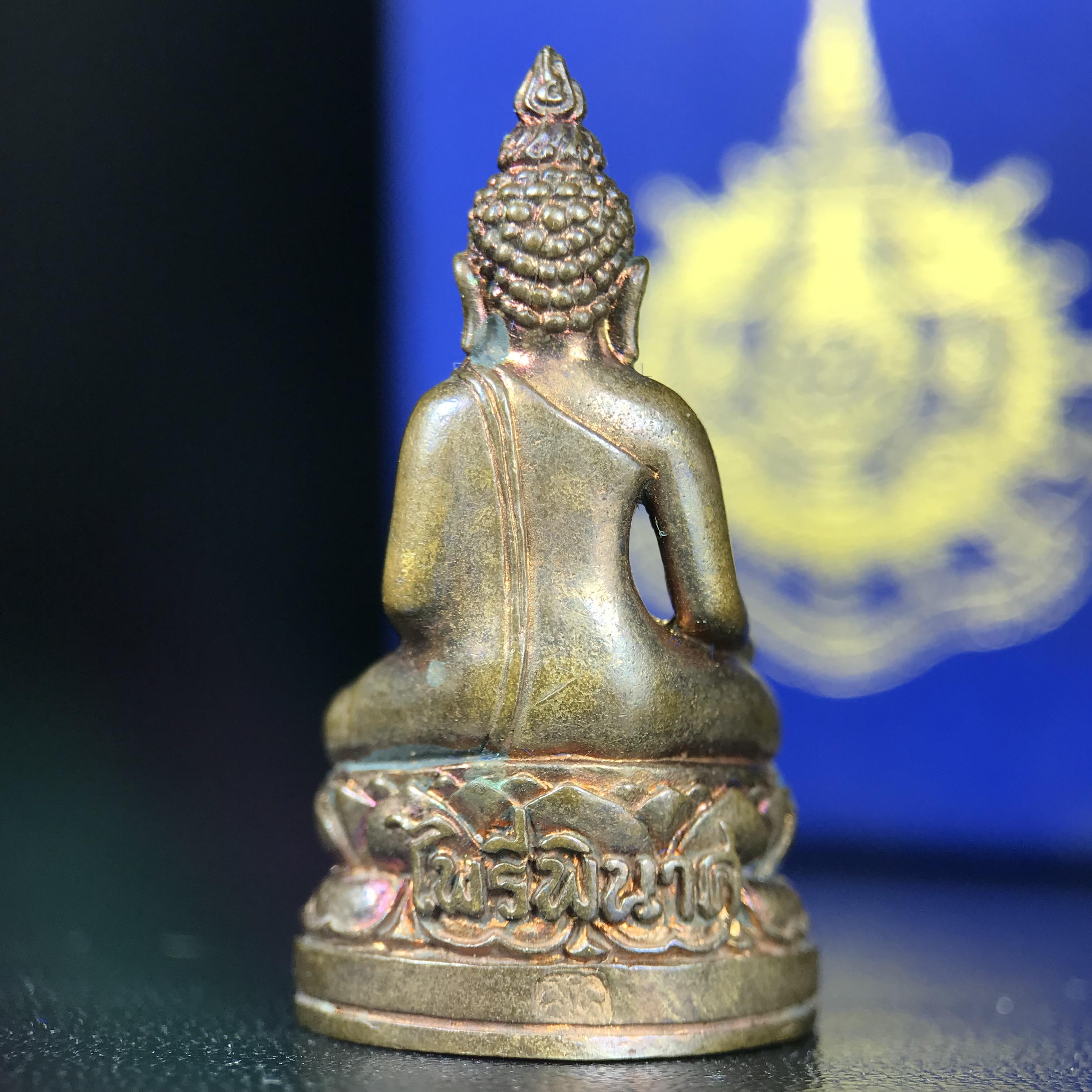 พระกริ่งไพรีพินาศ บรรจุเหล็กไหล ครั้งแรกและครั้งเดียวในประวัติศาสตร์ เฉลิมพระเกียรติ พระบาทสมเด็จพระเจ้าอยู่หัวรัชกาลที่9 พระชนมพรรษา 6 รอบ ปี2542 เนื้อสัมฤทธิ์(บรรจุเหล็กไหล)ดีนอก-ดีใน พิธีใหญ่ มวลสารเด่น (หายาก)