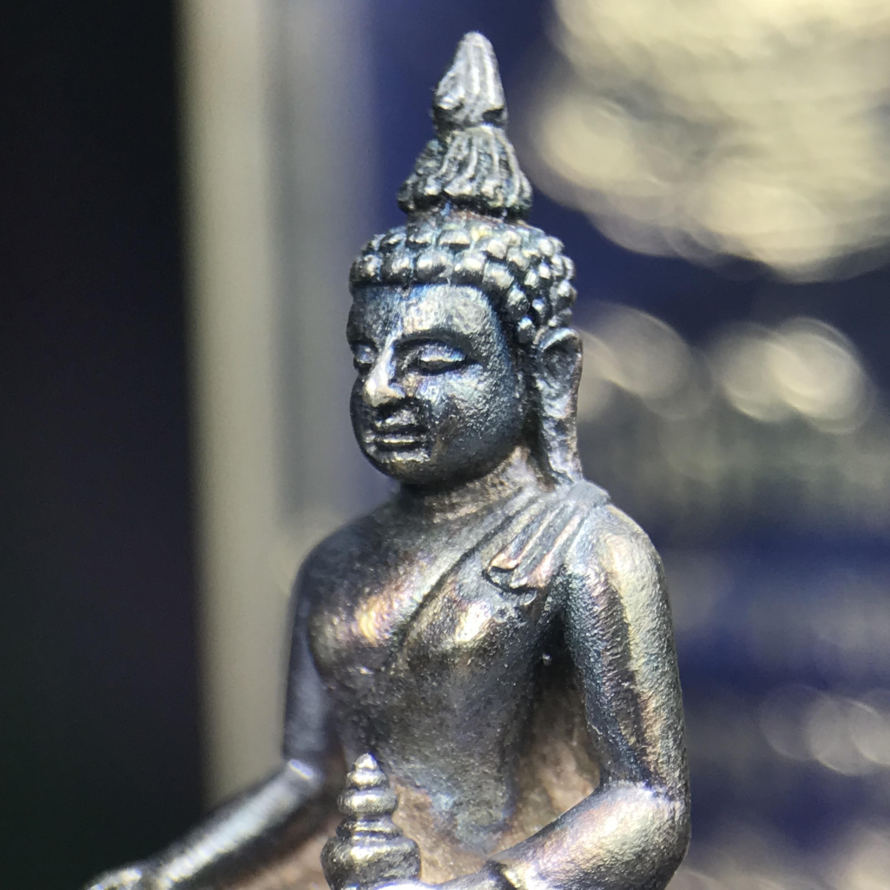 พระกริ่งไพรีพินาศ ภปร. รุ่นแรกของประเทศไทย วัดปทุมวนาราม ปี 2535 เนื้อเงิน(ผิวเดิม ผิวขึ้นรุ้งทั่วองค์ สวย งดงาม)(เข้มขลังทรงอานุภาพยิ่งใหญ่ กำราบศัตรูพ่ายสิ้น) ขนาดสูง 3 ซม. พร้อมกล่องบรรจุเดิมครบสมบูรณ์ (ในหลวงรัชกาลที่9เสด็จเททอง)(1ใน3000องค์)นิยมหายาก