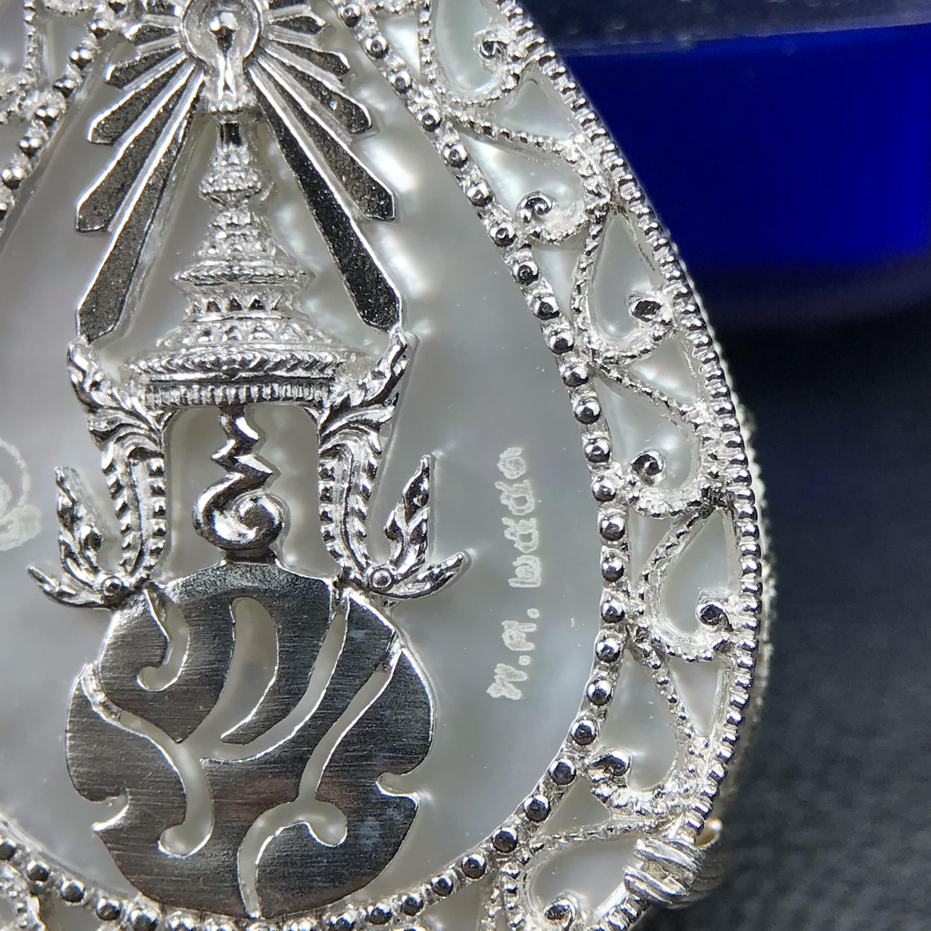 เหรียญพระพุทธชินราช ภปร. โครงการ เพราะแผ่นดินนี้คือแผ่นดินเกิด ปี 2551 รูปหยดน้ำ เนื้อเงินชุบทองคำขาว(ล้อมด้วยกรอบเงินชุบทองคำขาวสลักเสลาเป็นลวดลายละเอียดอ่อน ส่วนพื้นองค์พระเป็นเปลือกหอยมุขสวยงดงาม )(ขนาด 21 x 29 มม.) (สวยงามหายาก)1ใน5000องค์