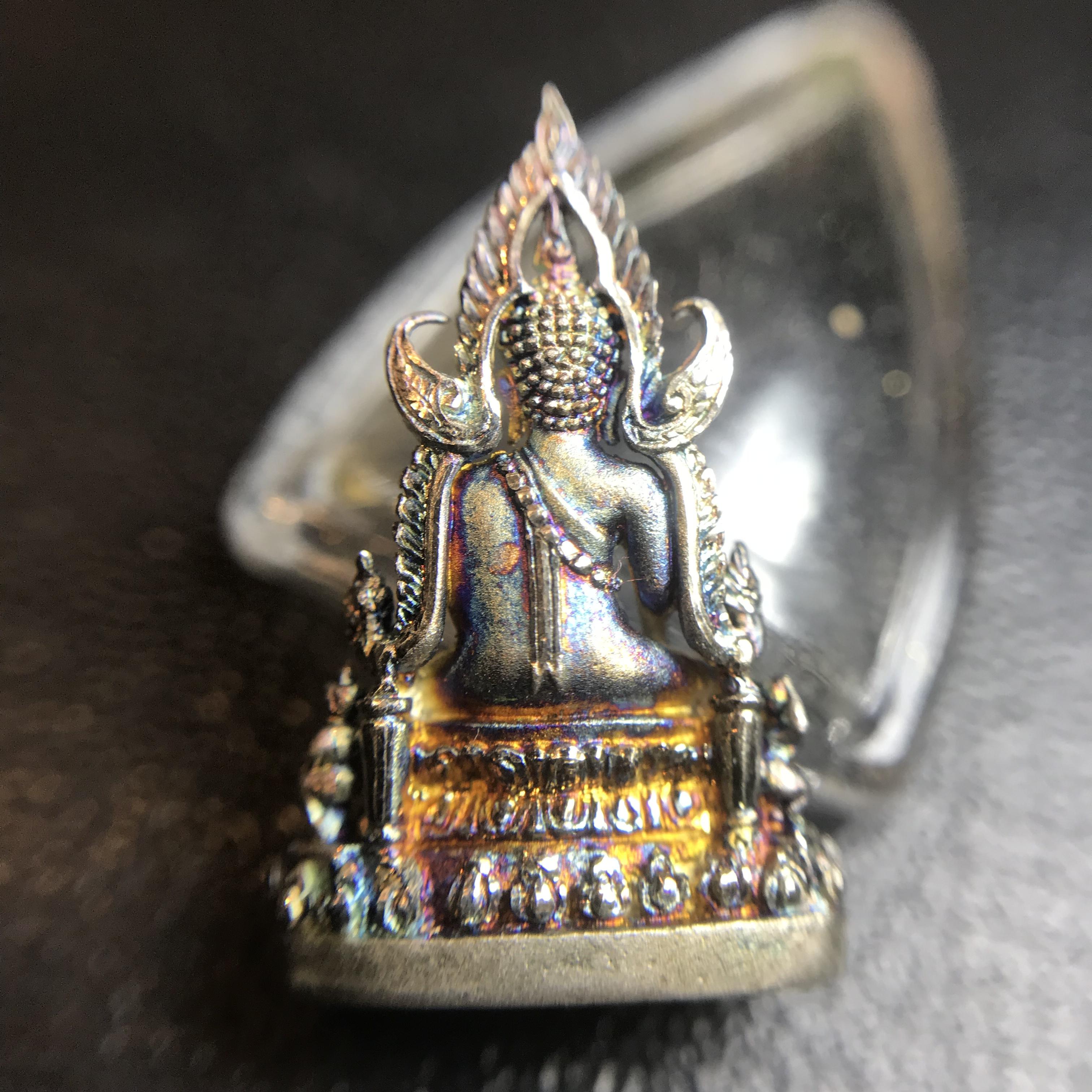 พระพุทธชินราช(จำลอง) ภปร 84 พรรษา เนื้อเงินชุบทองคำขาว พิมพ์เล็กขนาดหน้าตัก 1/4 นิ้ว สภาพผิวเดิมขึ้นผิวรุ้งสวยงาม