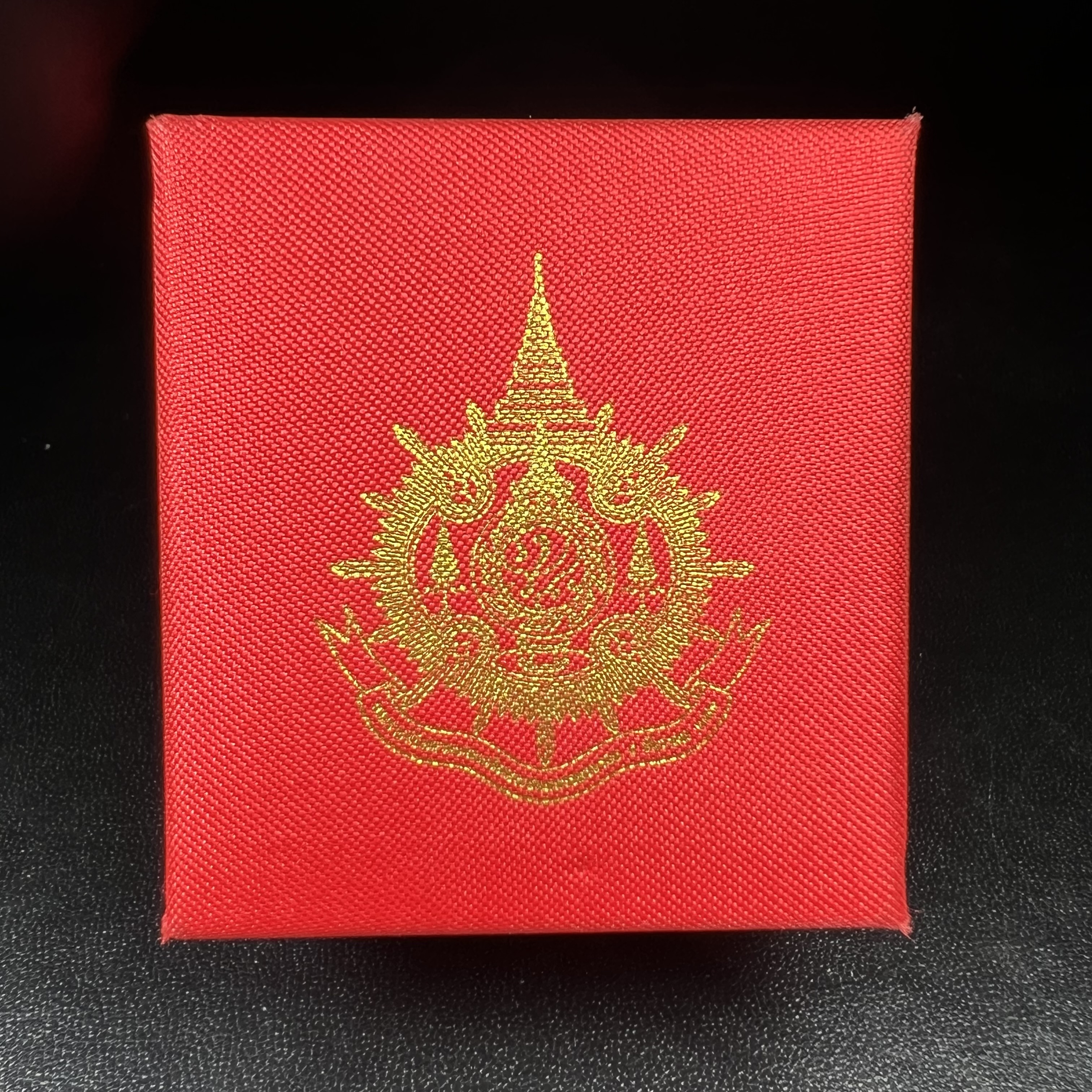 พระกริ่งไพรีพินาศ บรรจุเหล็กไหล ครั้งแรกและครั้งเดียวในประวัติศาสตร์ เฉลิมพระเกียรติ พระบาทสมเด็จพระเจ้าอยู่หัวรัชกาลที่9 พระชนมพรรษา 6 รอบ ปี2542 เนื้อสัมฤทธิ์(บรรจุเหล็กไหล)ดีนอก-ดีใน พิธีใหญ่ มวลสารเด่น(พิเศษกรรมการ ตอก 2 โค๊ต หมายเลข ๑๘๕๘)หายาก