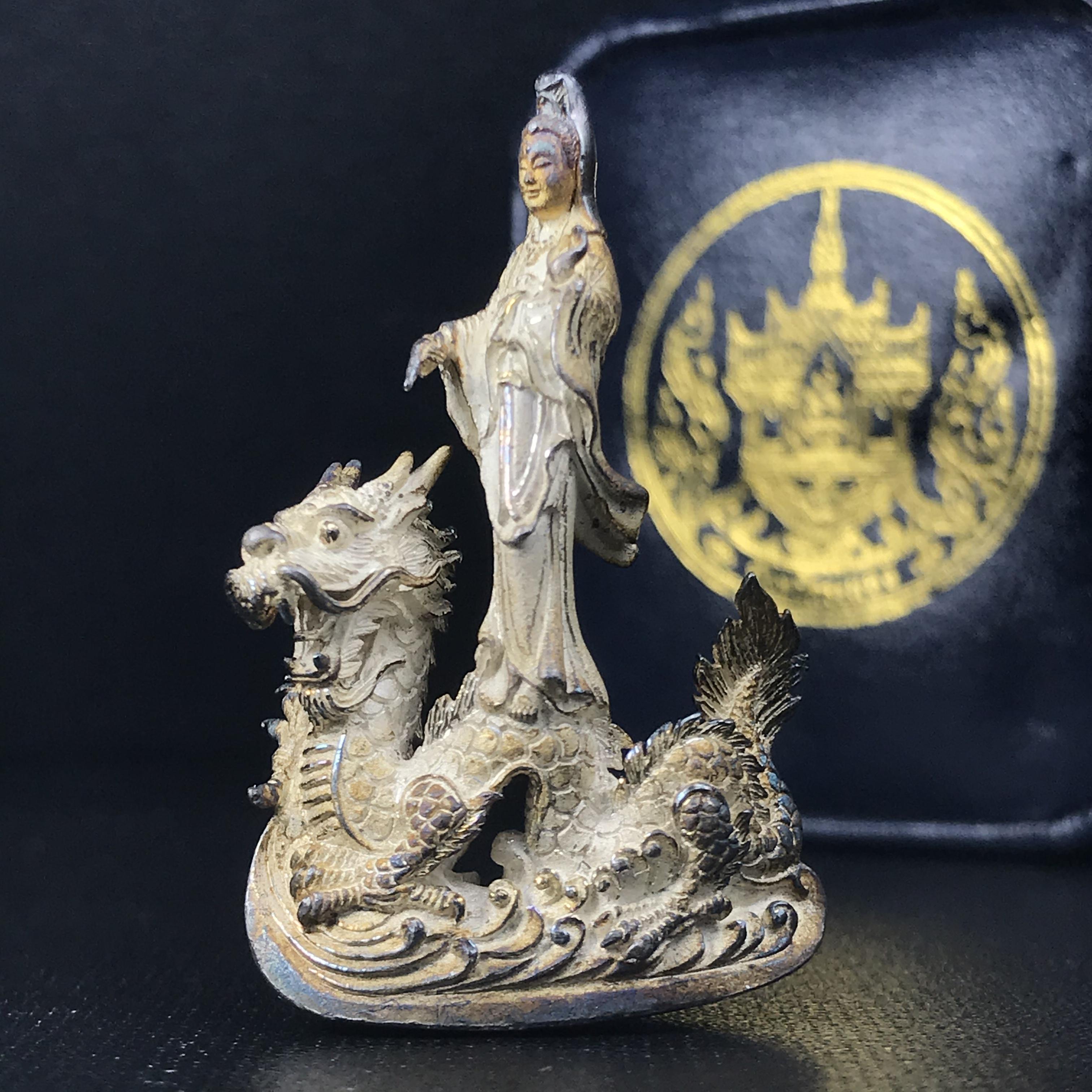 รูปหล่อลอยองค์พระโพธิสัตว์กวนอิม ทรงประทับมังกร จ.ระนอง เนื้อเงิน พิมพ์ใหญ่(สภาพผิวเดิม ขึ้นสีรุ้งธรรมชาติ แบบนิยม) เฉลิมฉลองในวโรกาสที่พระบาทสมเด็จพระเจ้าอยู่หัวทรงครองสิริราชสมบัติครบ 50 ปี จ.ระนอง พ.ศ.2539