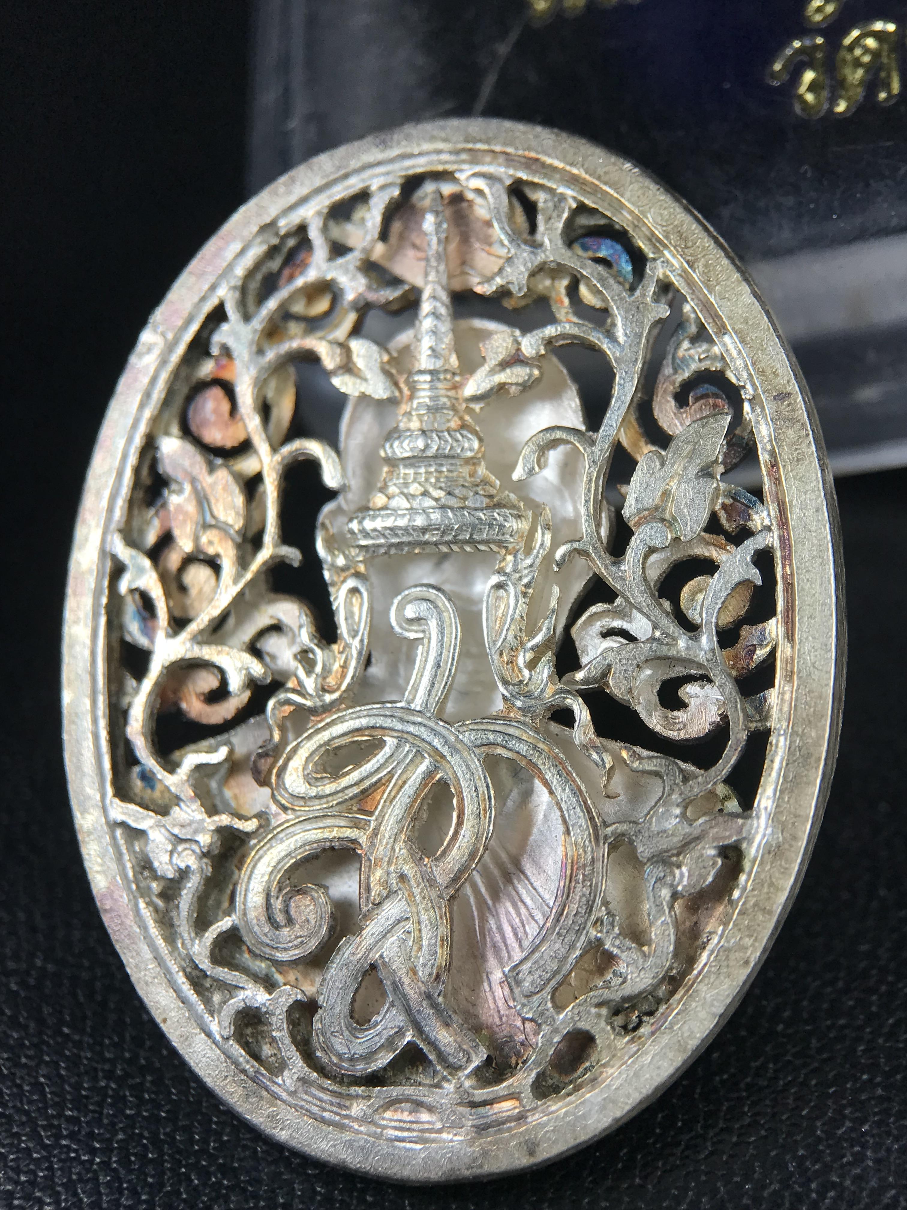 เหรียญหลวงพ่อคูณ ปริสุทโธ วัดบ้านไร่ รุ่น สก. ปี 2536 พิมพ์ลายฉลุ เนื้อเงิน(ผิวเดิมรุ้งสวยมาก) งานมหามงคลเฉลิมพระชนมพรรษา 5 รอบ สมเด็จพระบรมราชินีนาถ จัดสร้างโดย กองพลทหารราบที่๒ ทหารเสือราชินี รักษาพระองค์ (พิธีใหญ่ ประวัติชัดเจน อีกหนึ่งรุ่นยอดนิยม)