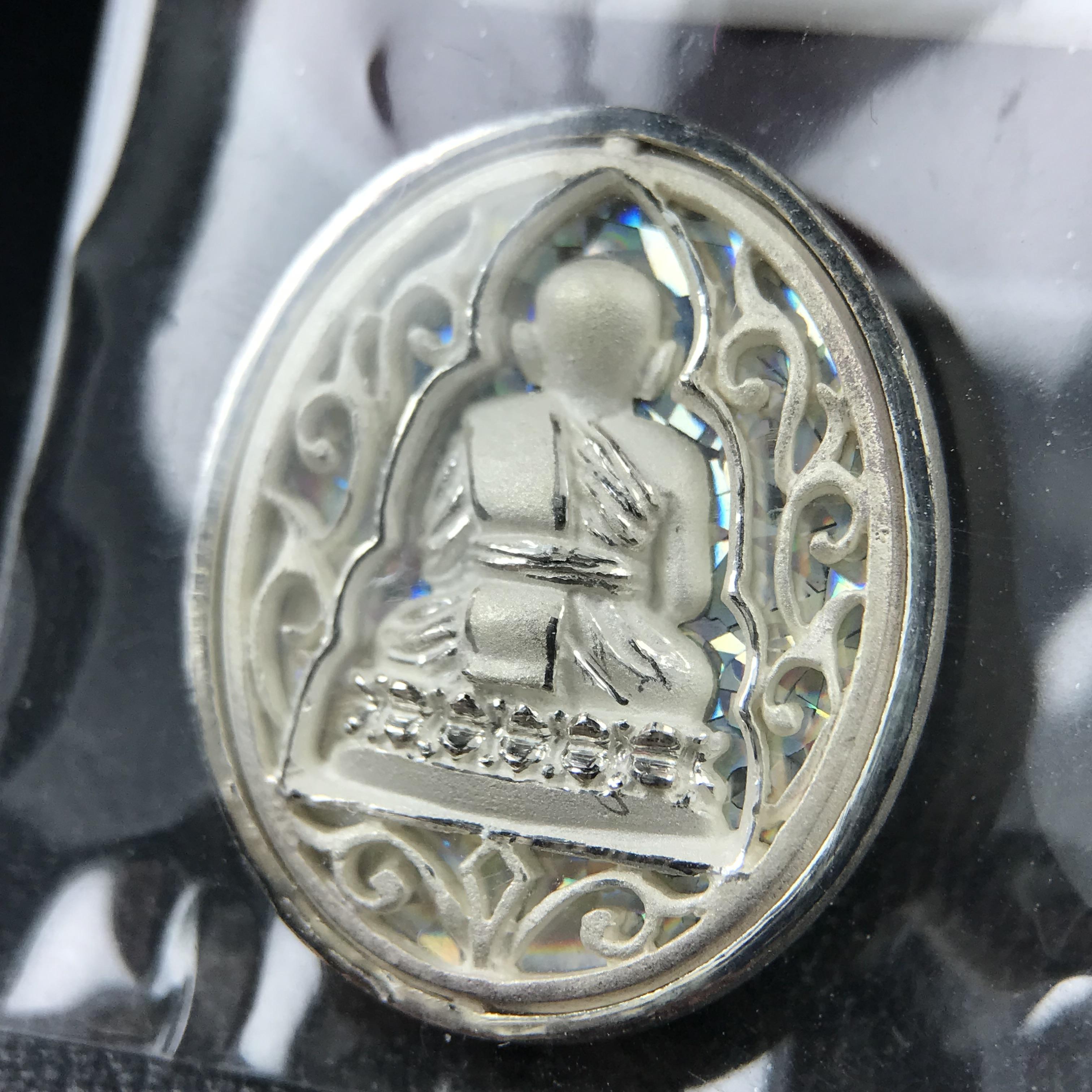 เหรียญหลวงพ่อทวด รุ่นมงคลบารมี วัดประสาทบุญญาวาส ปี 2545 เนื้อเงิน พิมพ์ทรงรูปไข่เล็ก(ขนาด 2.0*1.8 ซม.)ฉลุลายฉากพี้นหลังสีรุ้งสามมิติสวยงาม ตอกโค๊ตมีหมายเลข สภาพสวยซีนซองเดิมพร้อมกล่องบรรจุเดิมครบ***เดินทางปลอดภัยหลวงพ่อทวดคุ้มครอง****