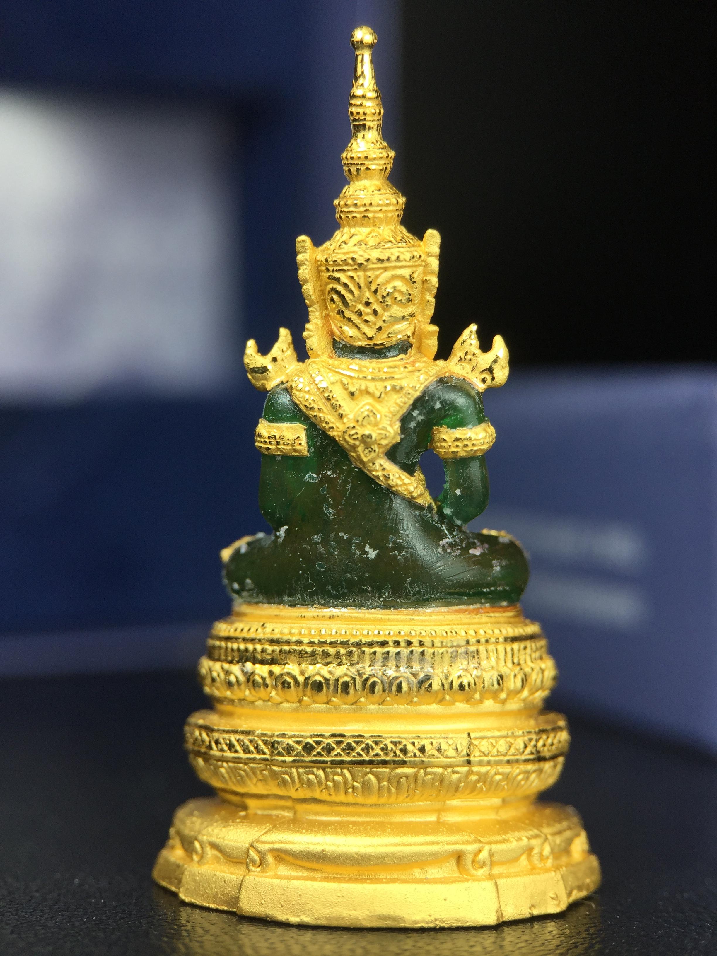 พระแก้วมรกต ภปร. จัดสร้างโดย รพ.ภูมิพลฯ ปี2547 ลอยองค์ขนาดหน้าตัก 1/2 นิ้ว เนื้อเรซิ่นหุ้มทองคำ99.99 งดงามทรงคุณค่าอีกหนึ่งรุ่นยอดนิยม หายาก