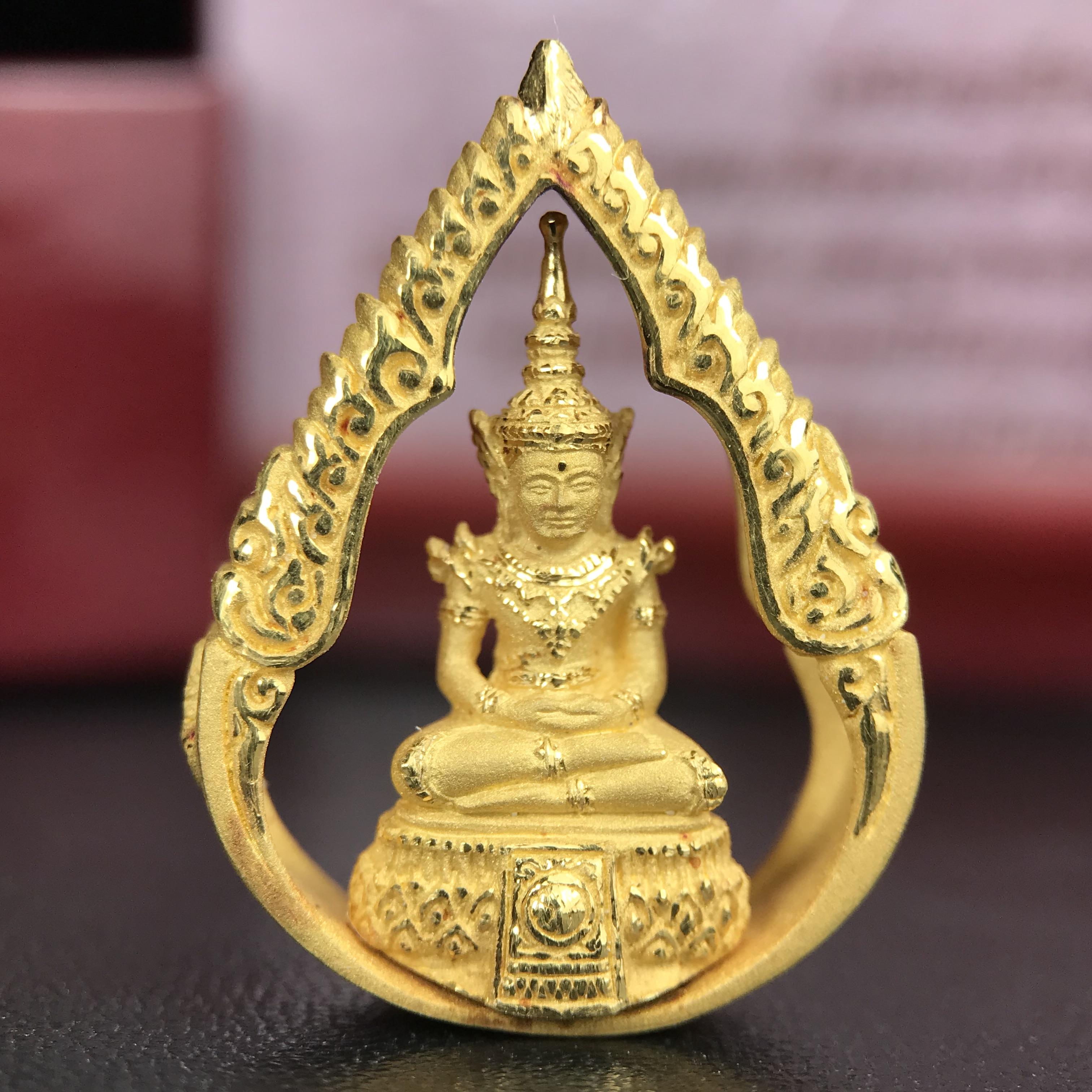 พระแก้วมรกต ภปร.(รุ่นแรก) ปี2545 รุ่นฉลองกรุงรัตนโกสินทร์ครบ 220 ปี พิมพ์ลอยองค์ทรงหยดน้ำ เนื้อทองคำบริสุทธิ์ 96.5%(11 กรัม) ขนาด 18*27 มม. พร้อมกล่องเดิมสวยครบสมบูรณ์(องค์หมายเลข ๙๙)(หมายเลขมงคลเจริญก้าวหน้าในทุกๆด้าน)สุดยอดมงคลแผ่นดินที่ควรเก็บรักษา