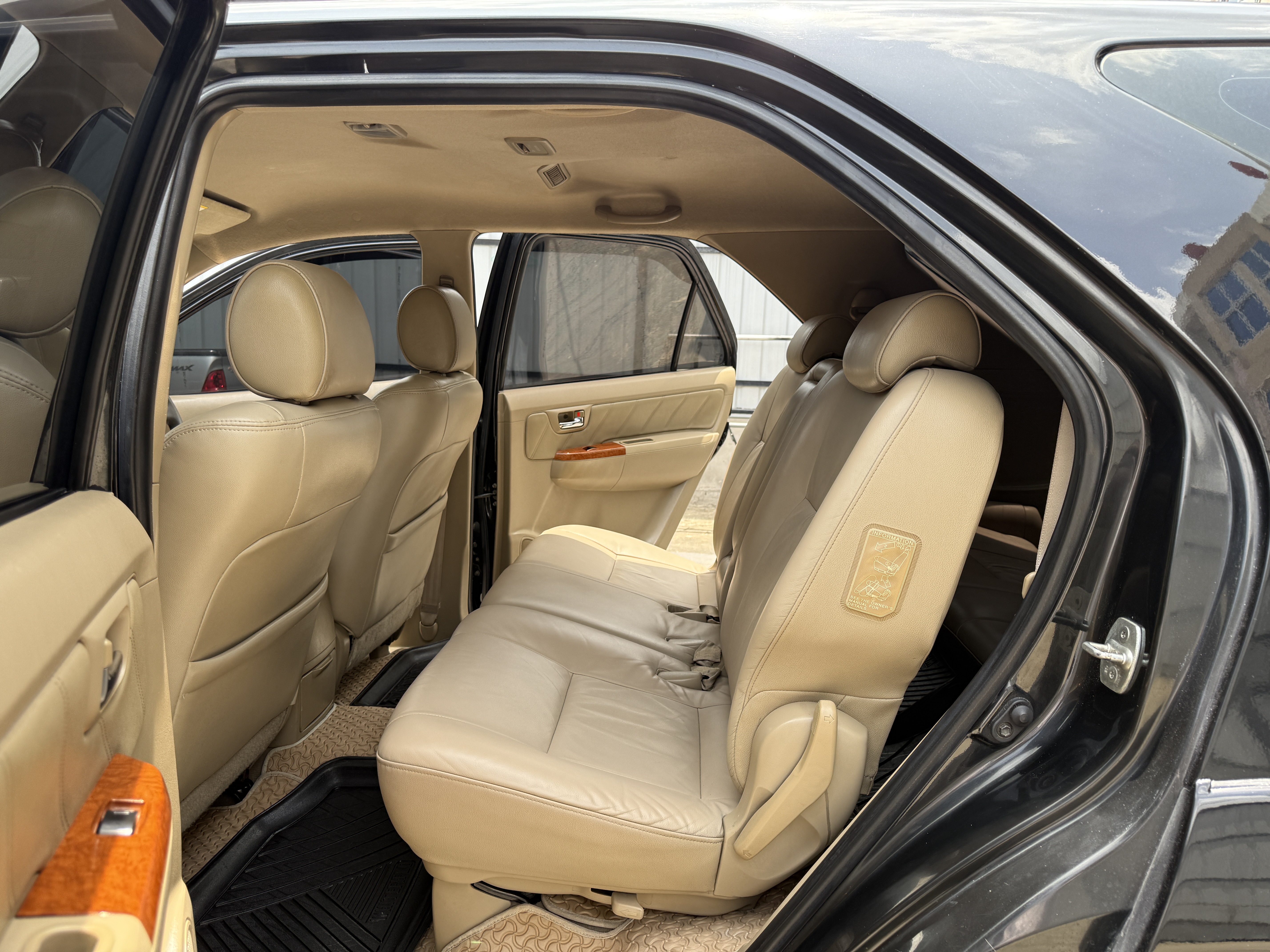 Toyota Fortuner 3.0 V 2WD At 2010 ดำ