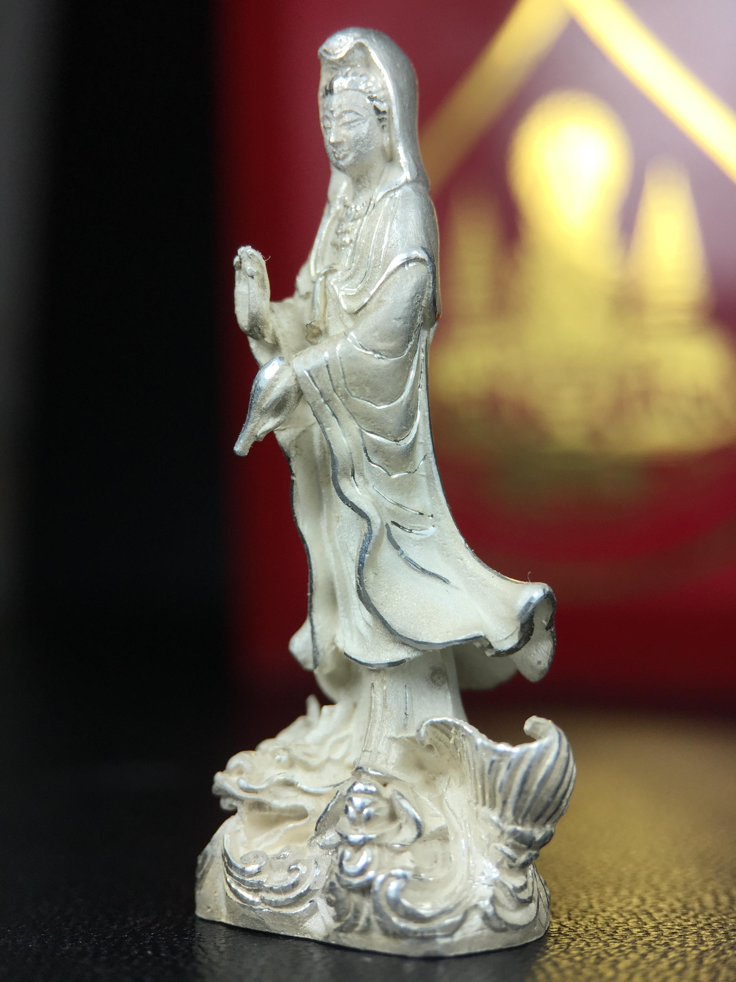 รูปหล่อลอยองค์ พระมหาโพธิสัตว์กวนอิม ทรงประทับมังกร เนื้อเงินพ่นทรายขัดเงาบางส่วน โครงการสร้าง พระศรีอริยะเมตตรัยมหาโพธิสัตว์ น้อมถวายพระบาทสมเด็จพระเจ้าอยู่หัว ทรงครองศิริราชสมบัติครบ 50 ปี มหาพุทธาภิเษก วันที่ 6 เมษายน 2540 วัดโพธิ์แมนคุณาราม กรุงเทพฯ