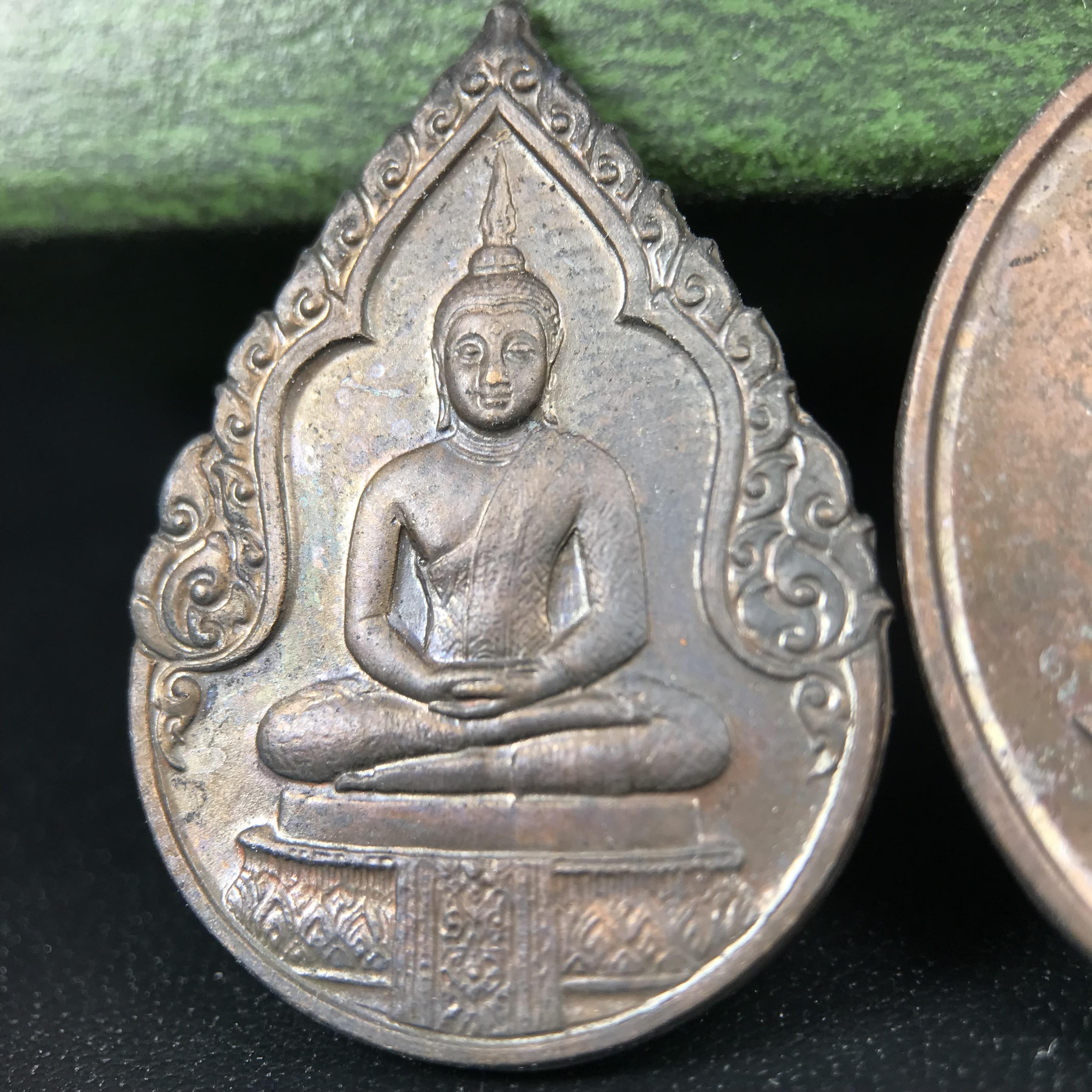 เหรียญพระแก้วมรกตหลัง ภปร. ฉลองกรุงรัตนโกสินทร์ครบ 200 ปี พ.ศ.2525 เนื้อทองแดงกล่องบรรจุเดิมครบ3พิมพ์(บล็อกพระราชศรัธา)(ในหลวงรัชกาลที่9 เสด็จในพิธี)พระคู่บ้านคู่เมือง...พระดี...พิธีใหญ่