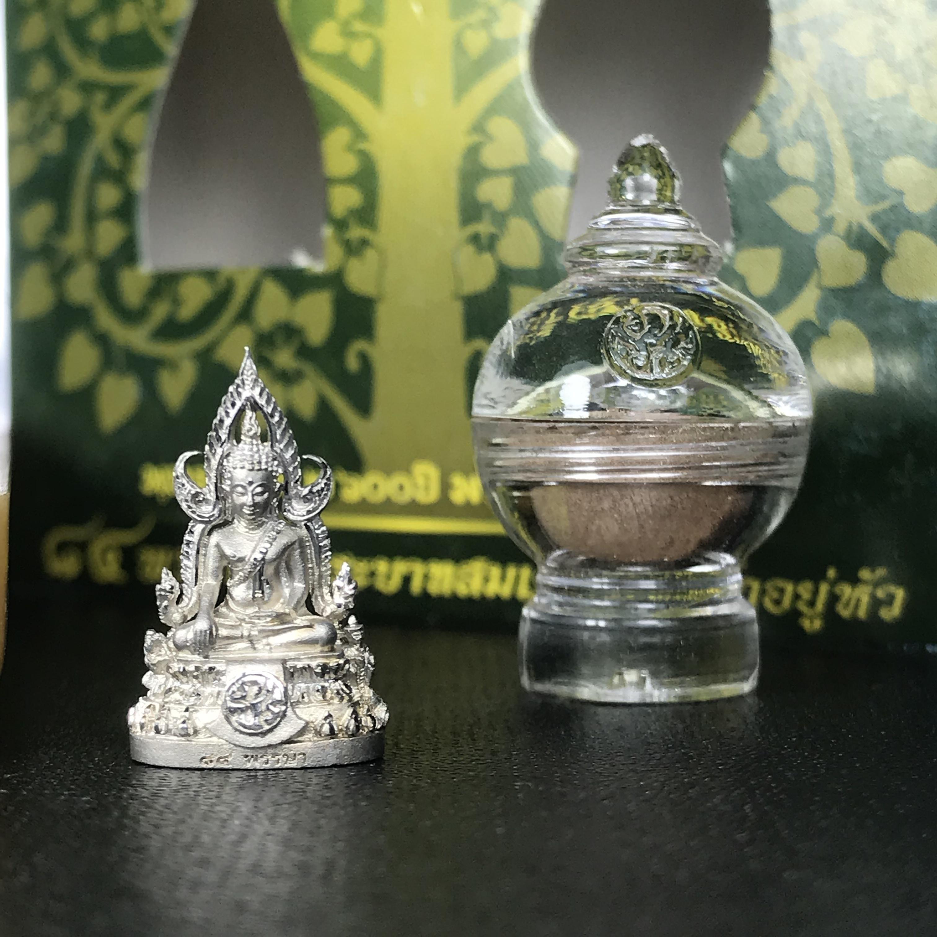 พระพุทธชินราช(จำลอง) ภปร. 84 พรรษา เนื้อเงินชุบทองคำขาว พิมพ์เล็กขนาดหน้าตัก 1/4 นิ้ว (สภาพสวยเดิม)(เลขสวย นัมเบอร์ 2666) )(พระราชทานมวลสาร จิตรลดาและเส้นพระเจ้า(เส้นผม))