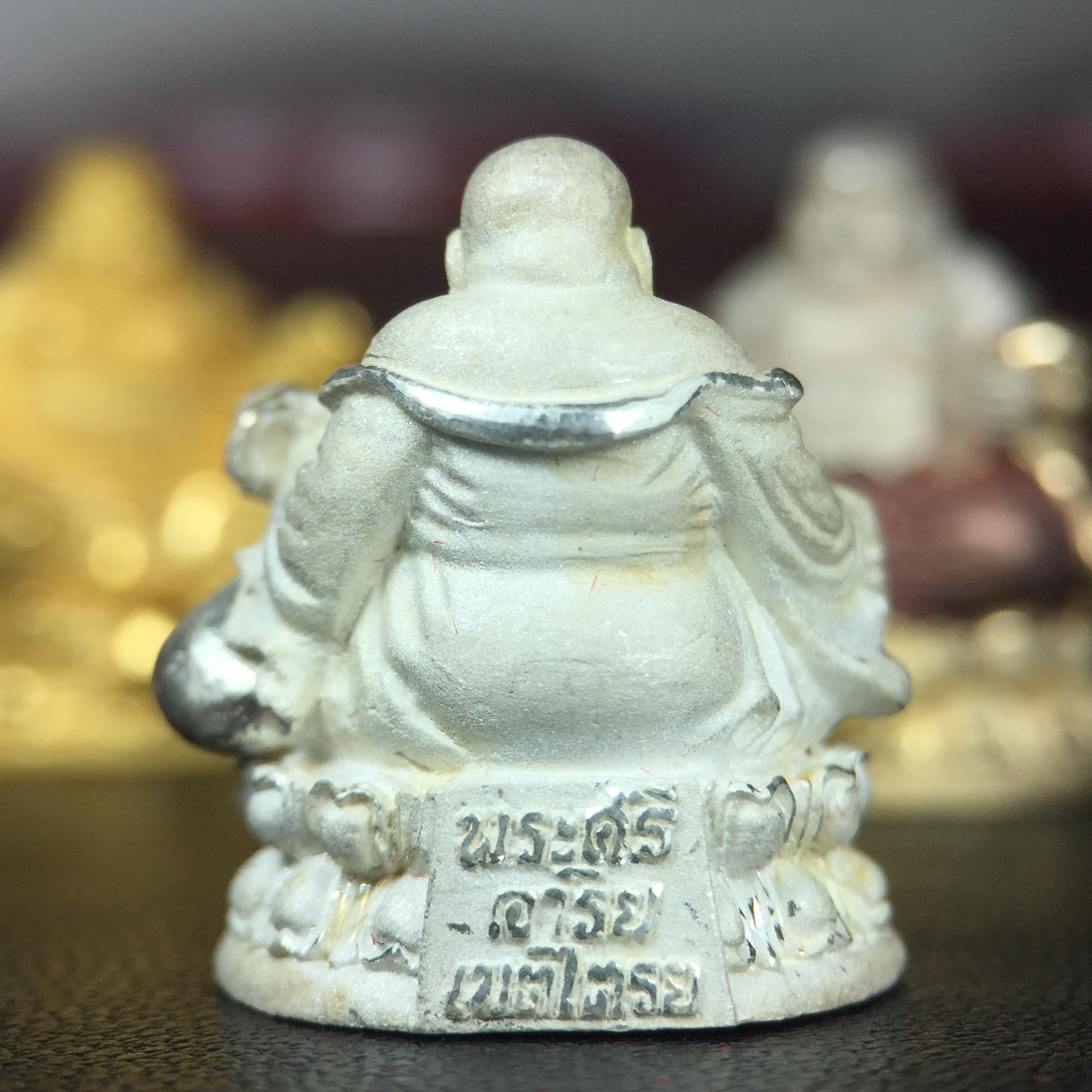 รูปหล่อลอยองค์ พระศรีอริยะเมตตรัยโพธิสัตว์(พระสังกัจจายน์)ชุดทองคำ(เนื้อทองคำ(15.44 กรัม)+เนื้อเงินสามกษัตริย์+เนื้อเงิน) โครงการสร้าง พระศรีอริยะเมตตรัยมหาโพธิสัตว์ น้อมถวายพระบาทสมเด็จพระเจ้าอยู่หัว ทรงครองศิริราชสมบัติครบ 50 ปี วัดโพธิ์แมนคุณาราม