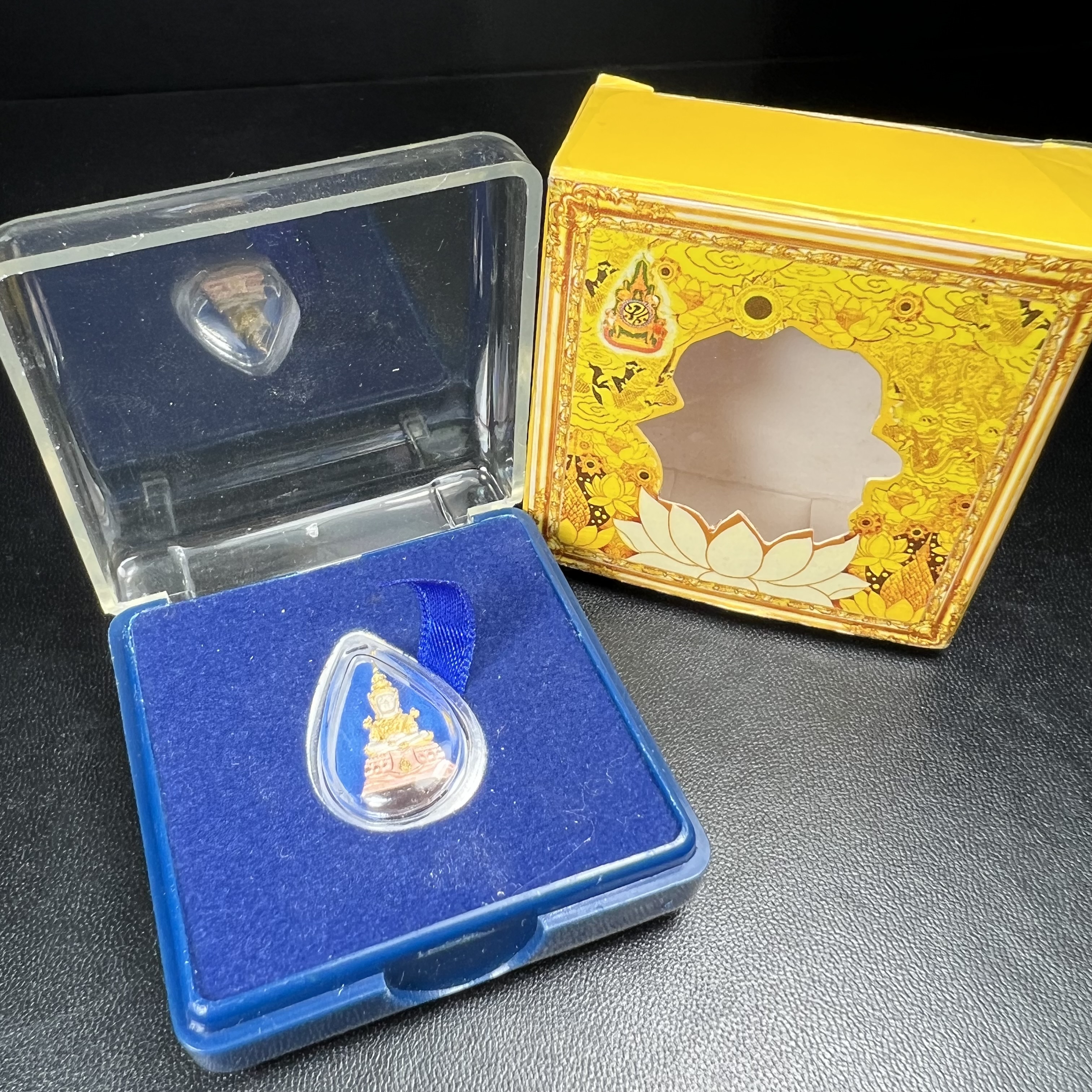 พระแก้วมรกต(จำลอง)ลอยองค์ ขนาดหน้าตัก 1/4 นิ้ว ทรงเครื่องฤดูร้อน เนื้อเงินสามกษัตริย์ ตราสัญลักษณ์ฉลองสิริราชสมบัติครบ 60 ปี พ.ศ.2549(สภาพสวย ครบ สมบูรณ์)