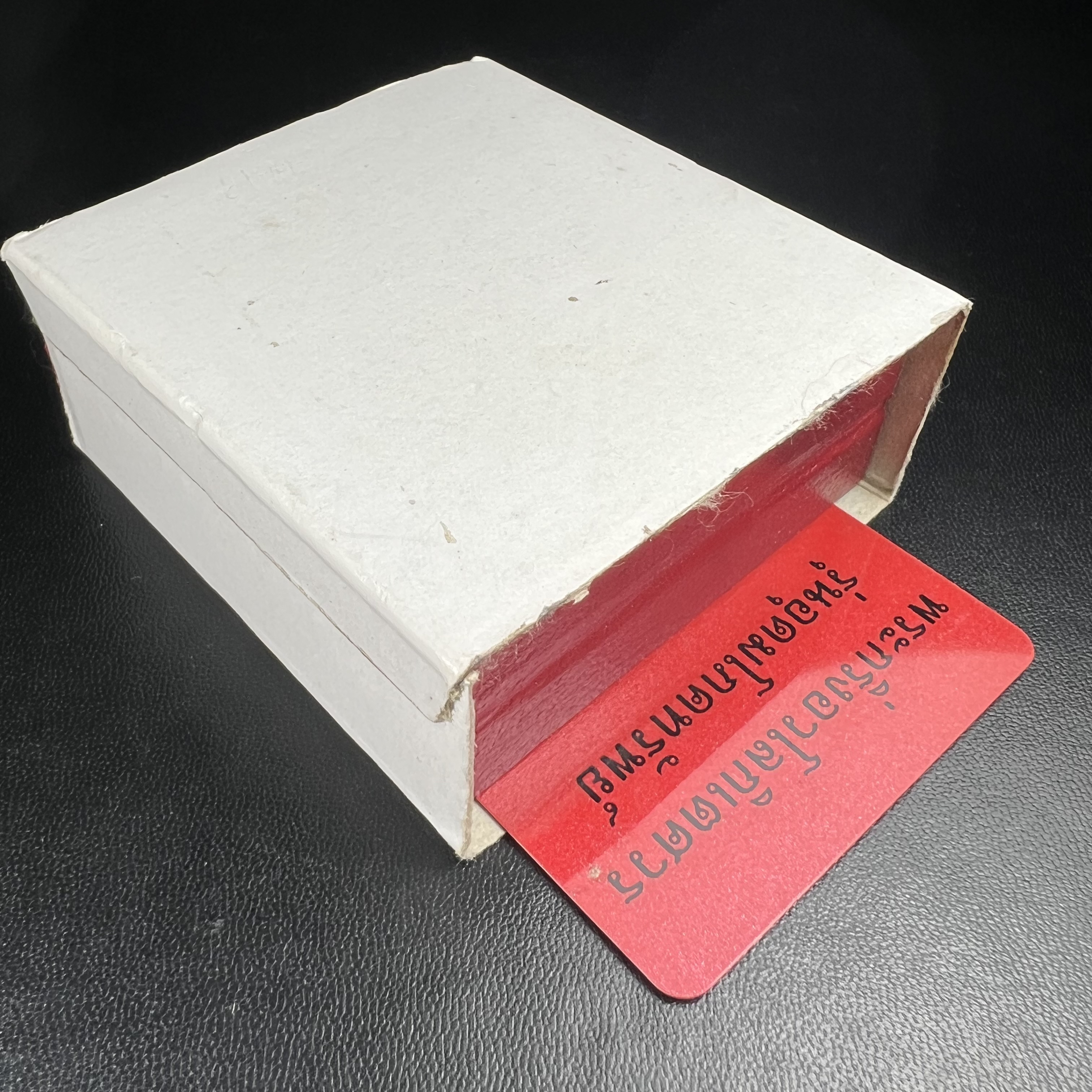 พระกริ่งอวโลกิเตศวร ( เจ้าแม่กวนอิม ) วัดโพธิ์แมนคุณาราม รุ่นอุดมโภคทรัพย์ พ.ศ.2539 เนื้อเงิน 3 กษัตริย์ พ่นทราย(ผิวเดิมสวย เลี่ยมกรอบกันน้ำพร้อมใช้บูชา) (พร้อมกล่องบรรจุการ์ดใบรับรองเดิมครบ) (อีกหนึ่งรุ่นยอดนิยม พุทธศิลป์สวยงดงาม)*ตอกโค๊ตและหมายเลข ๓๘๙๔*
