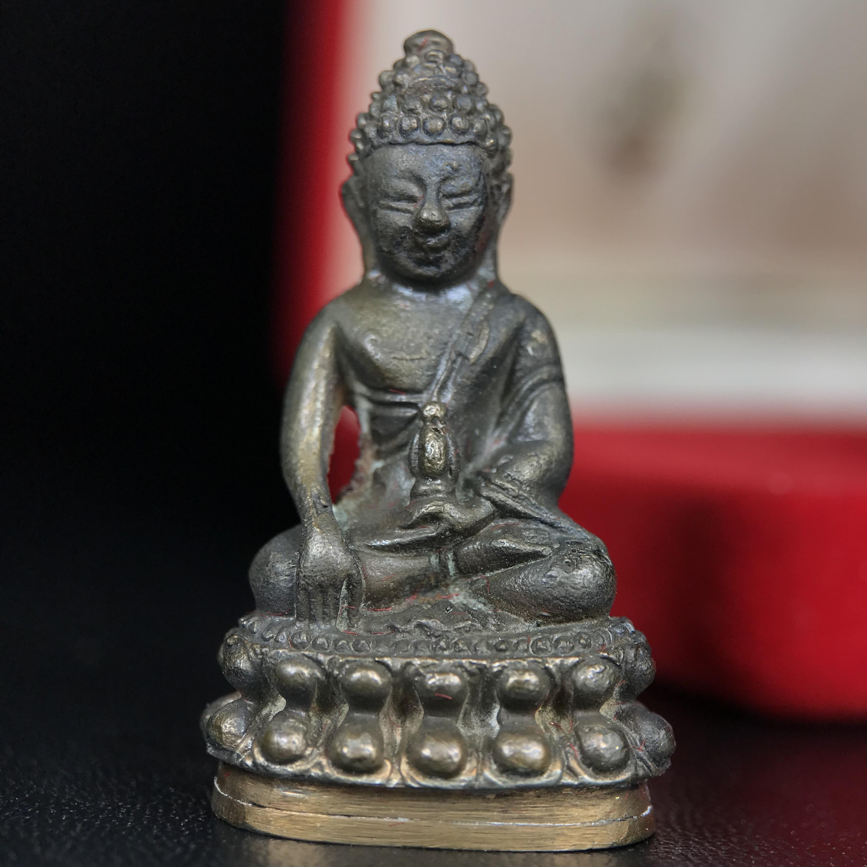 พระกริ่งศาสดา ภปร. วัดบวรนิเวศวิหาร ปี 2532 จัดสร้างในโอกาสสองทศวรรษรามาธิบดี เพื่อศูนย์การแพทย์สิริกิติ์ เนื้อนวโลหะ(ผิวเดิมสวยงาม) (พิธีใหญ่ มวลสารมงคล สวยงามเข้มขลัง)สมเด็จพระญาณสังวร สมเด็จพระสังฆราชฯเสด็จเททอง***ตอกโค๊ตหมายเลข ๑๑๑๖***