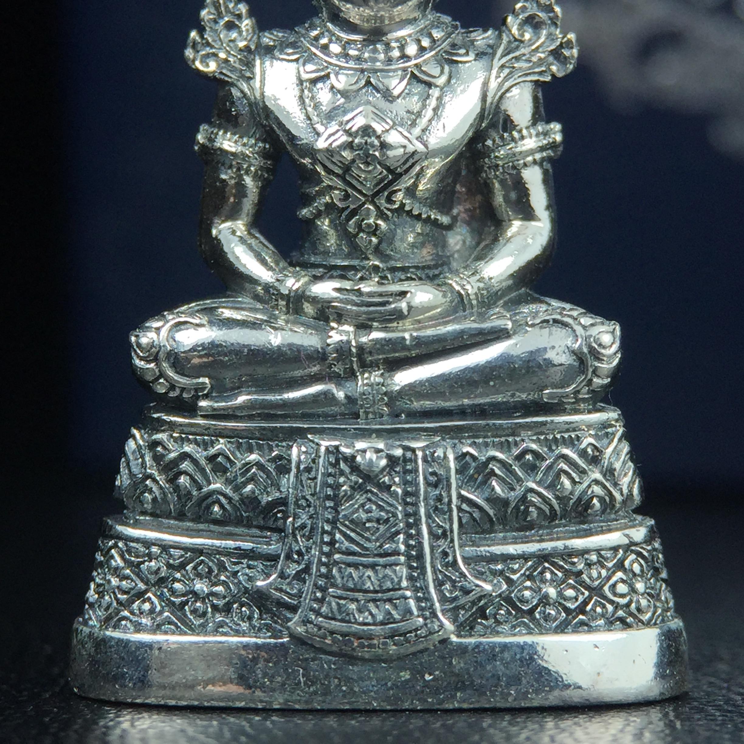 พระแก้วมรกต กรมสรรพสามิตจัดสร้างขึ้นเนื่องในโอกาสครบรอบ 64 ปีของกรมสรรพสามิต และเนื่องในวโรกาสที่พระบาทสมเด็จพระเจ้าอยู่หัวทรงครองราชย์ครบ 50 ปีในปีกาญจนาภิเษก เมื่อ พ.ศ.2539 เนื้อเงินรมดำขัดเงาพร้อมกล่องบรรจุเดิม