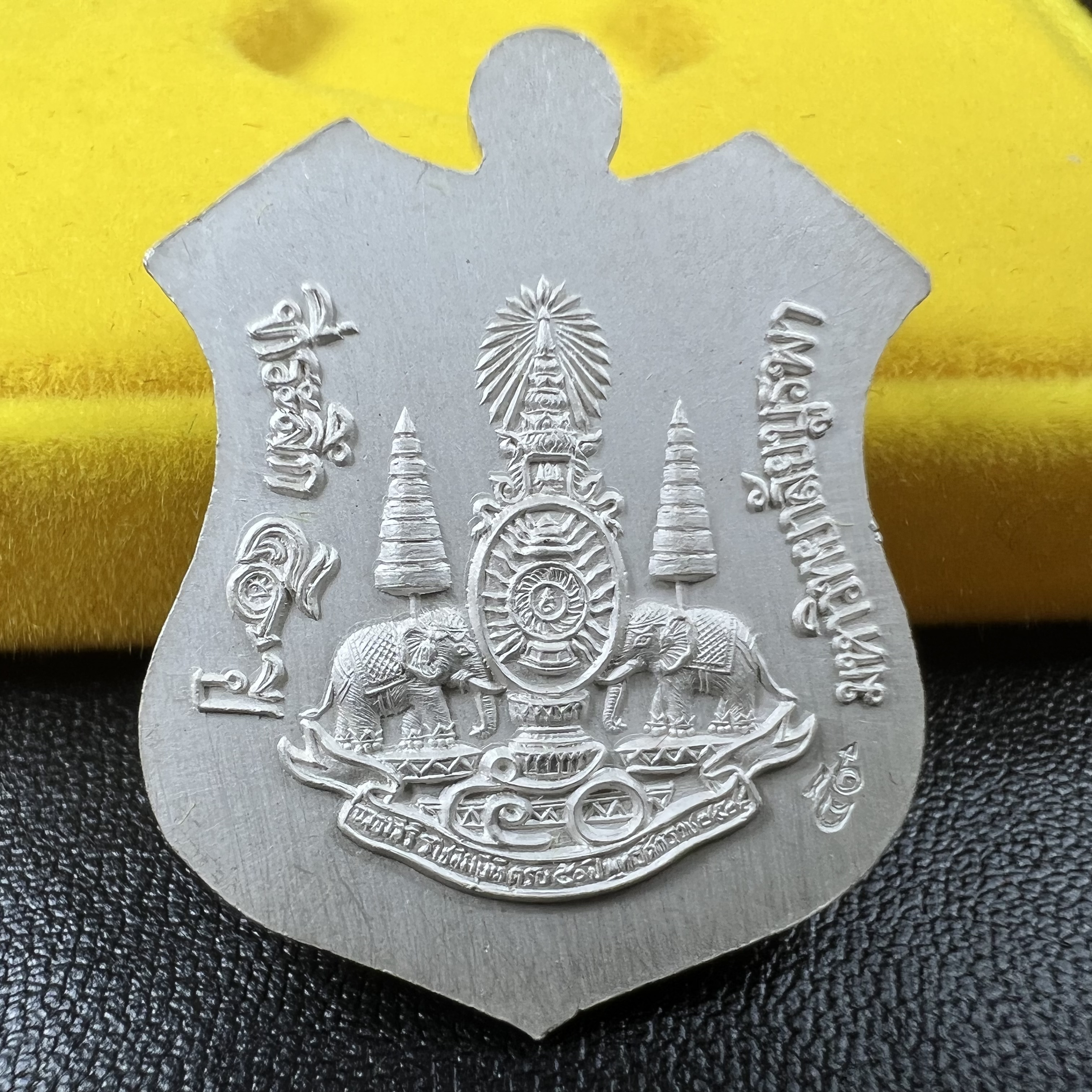 เหรียญหลวงพ่อโสธร ภปร. รุ่นกาญจนาภิเษก จัดสร้างในมงคลวโรกาสที่พระบาทสมเด็จพระเจ้าอยู่หัวรัชกาลที่9 เสด็จเถลิงถวัลย์สิริราชสมบัติ ครบ 50 ปี ในพุทธศักราช 2539 เนื้อเงินลงยา(สีแดง สีเหลือง สีน้ำเงิน สีเขียว)ครบชุดรวม 4 เหรียญ(พิธีใหญ่เข้มขลัง)1 ใน 9950 ชุด