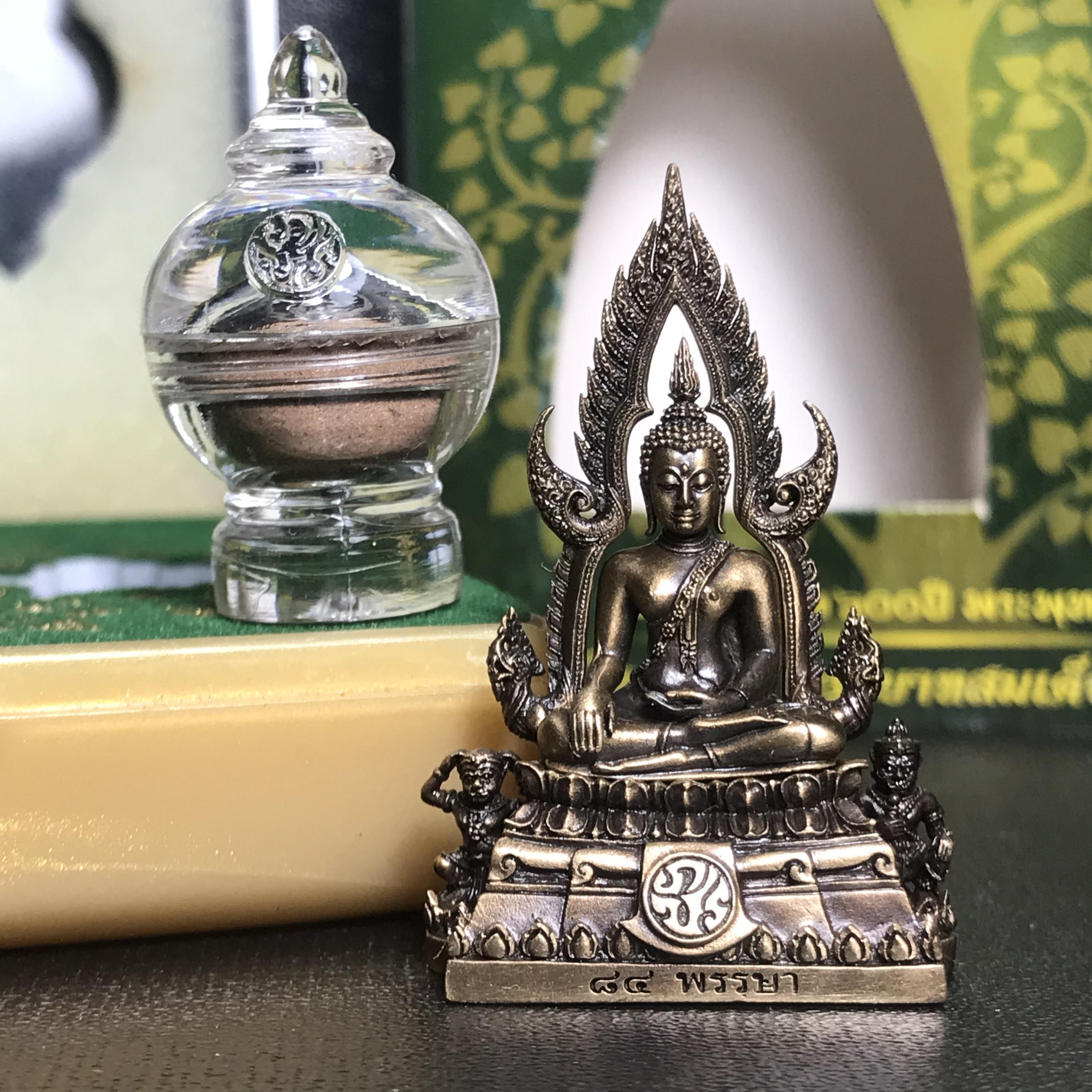 พระพุทธชินราช(จำลอง) ภปร 84 พรรษา เนื้อบรอนซ์รมดำซาติน พิมพ์กลางขนาดหน้าตัก 1/2 นิ้ว )(พระราชทานมวลสาร จิตรลดาและเส้นพระเจ้า(เส้นผม)รัชกาลที่9)