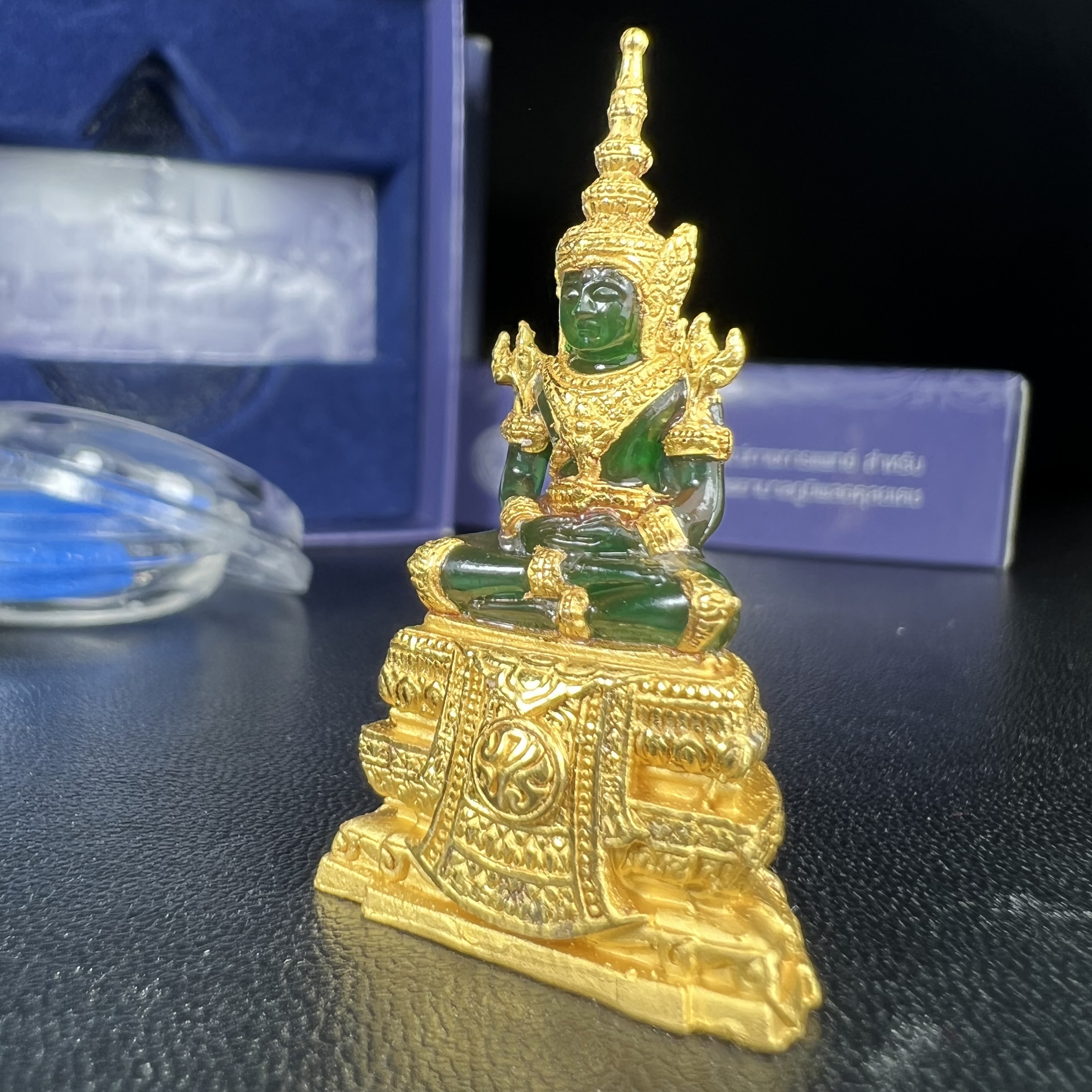 พระแก้วมรกต ภปร. จัดสร้างโดย รพ.ภูมิพลฯ ปี2547 ลอยองค์ขนาดหน้าตัก 1/2 นิ้ว เนื้อเรซิ่นหุ้มทองคำ99.99 งดงามทรงคุณค่าอีกหนึ่งรุ่นยอดนิยม หายาก